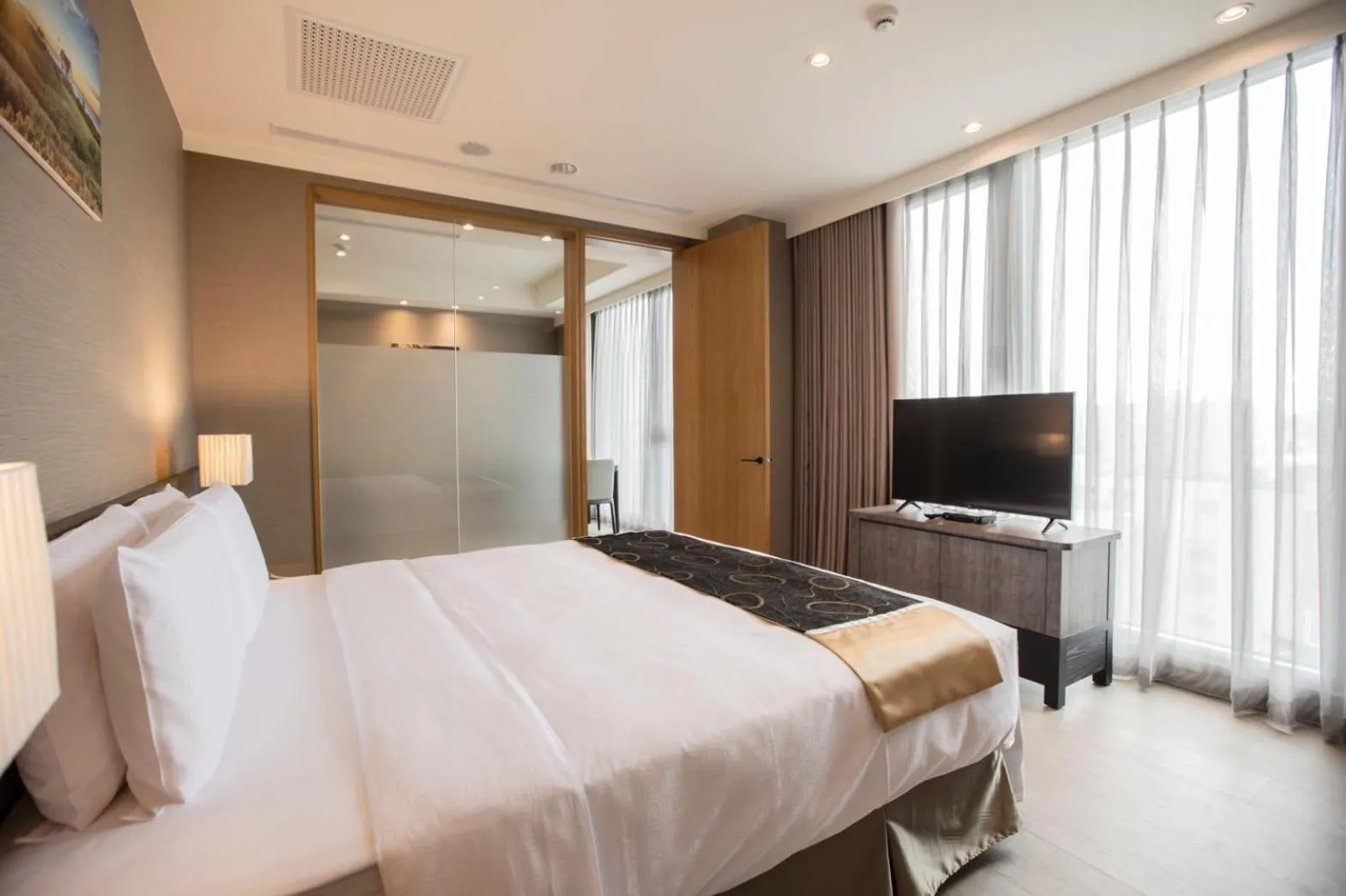 Bed in Jin Shi Hu Hotel