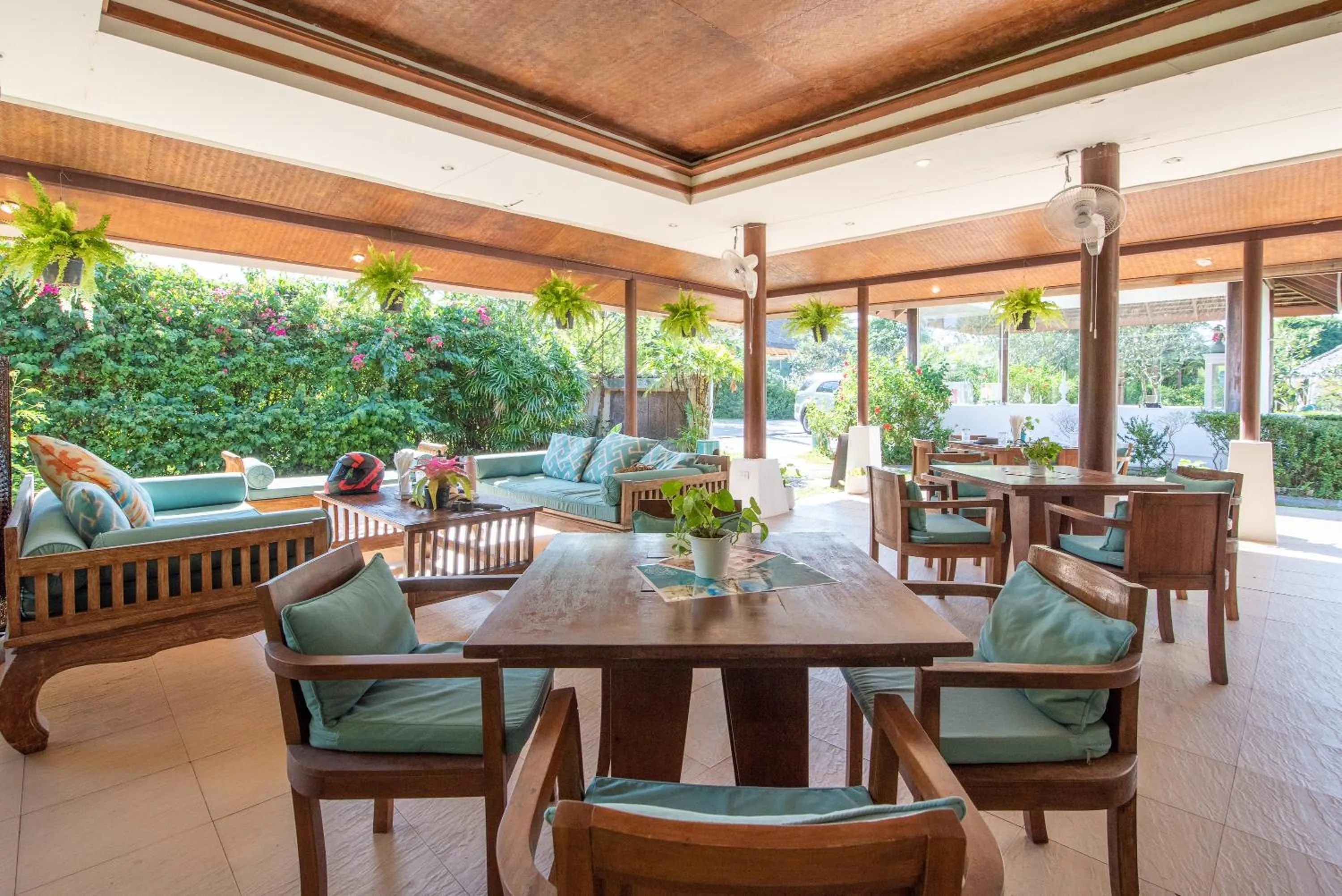 Restaurant/places to eat in Beachfront Villa Baan Rim Haad 3BR