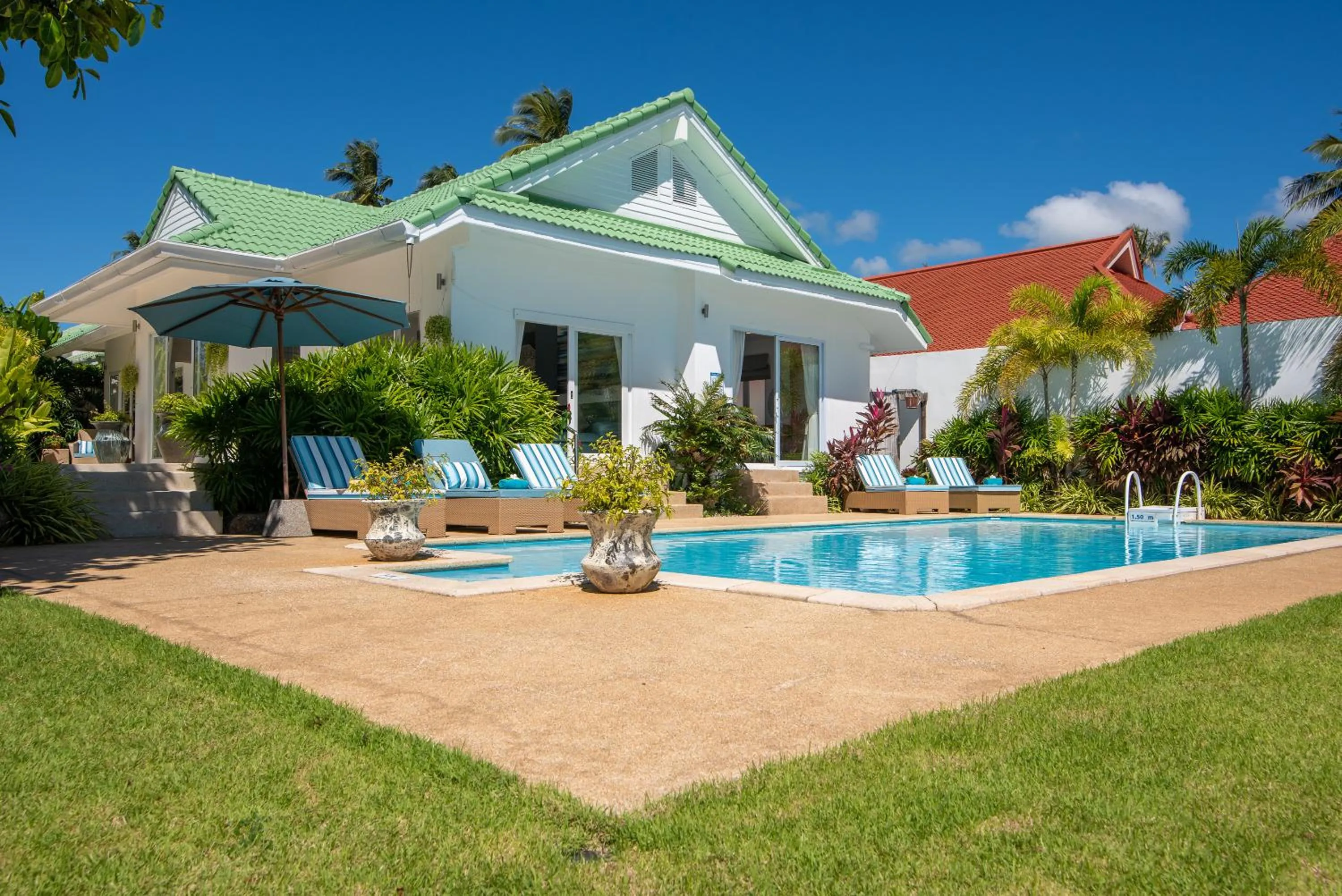 Property building in Beachfront Villa Baan Rim Haad 3BR