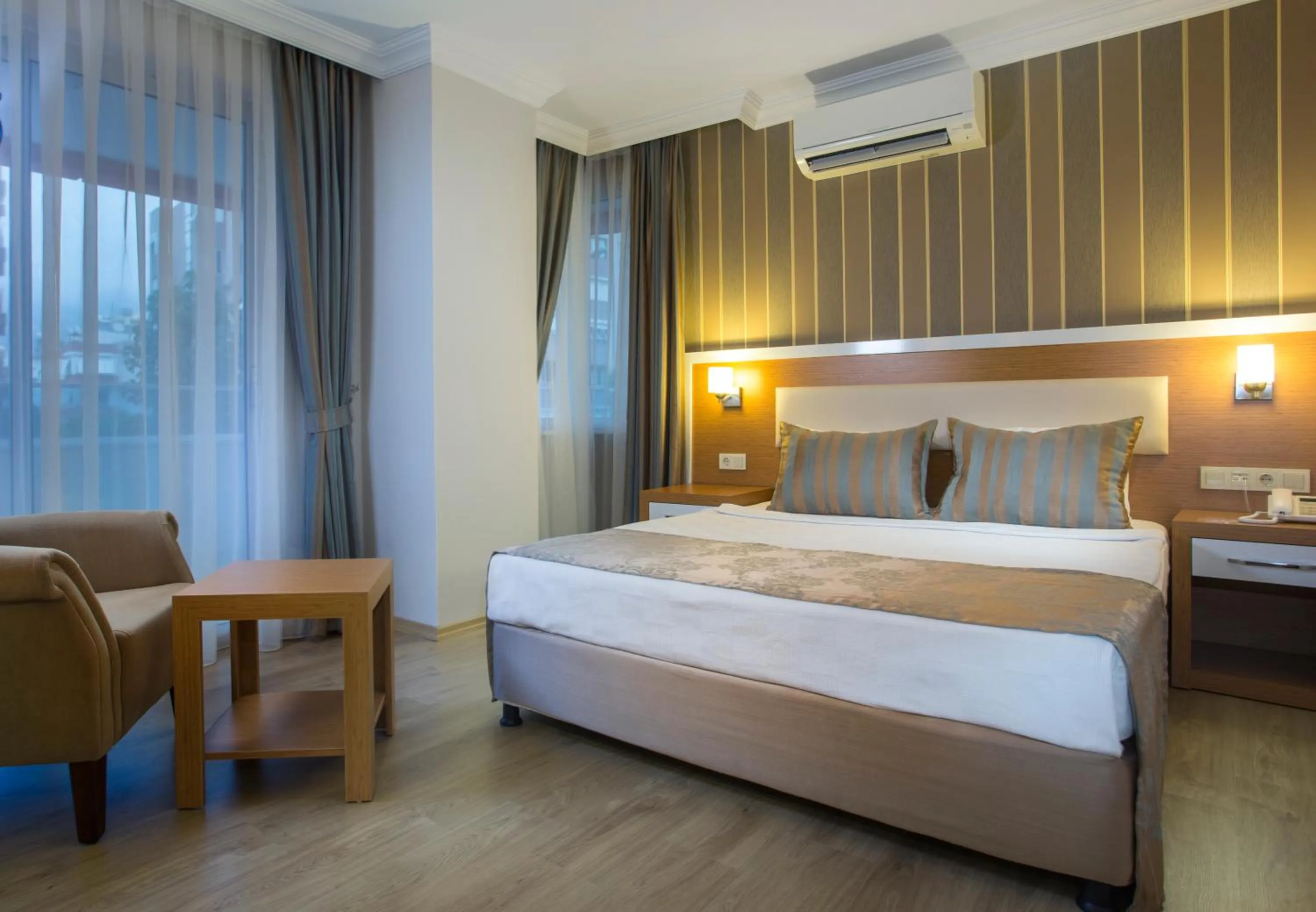 Bedroom, Bed in Lonicera City Hotel