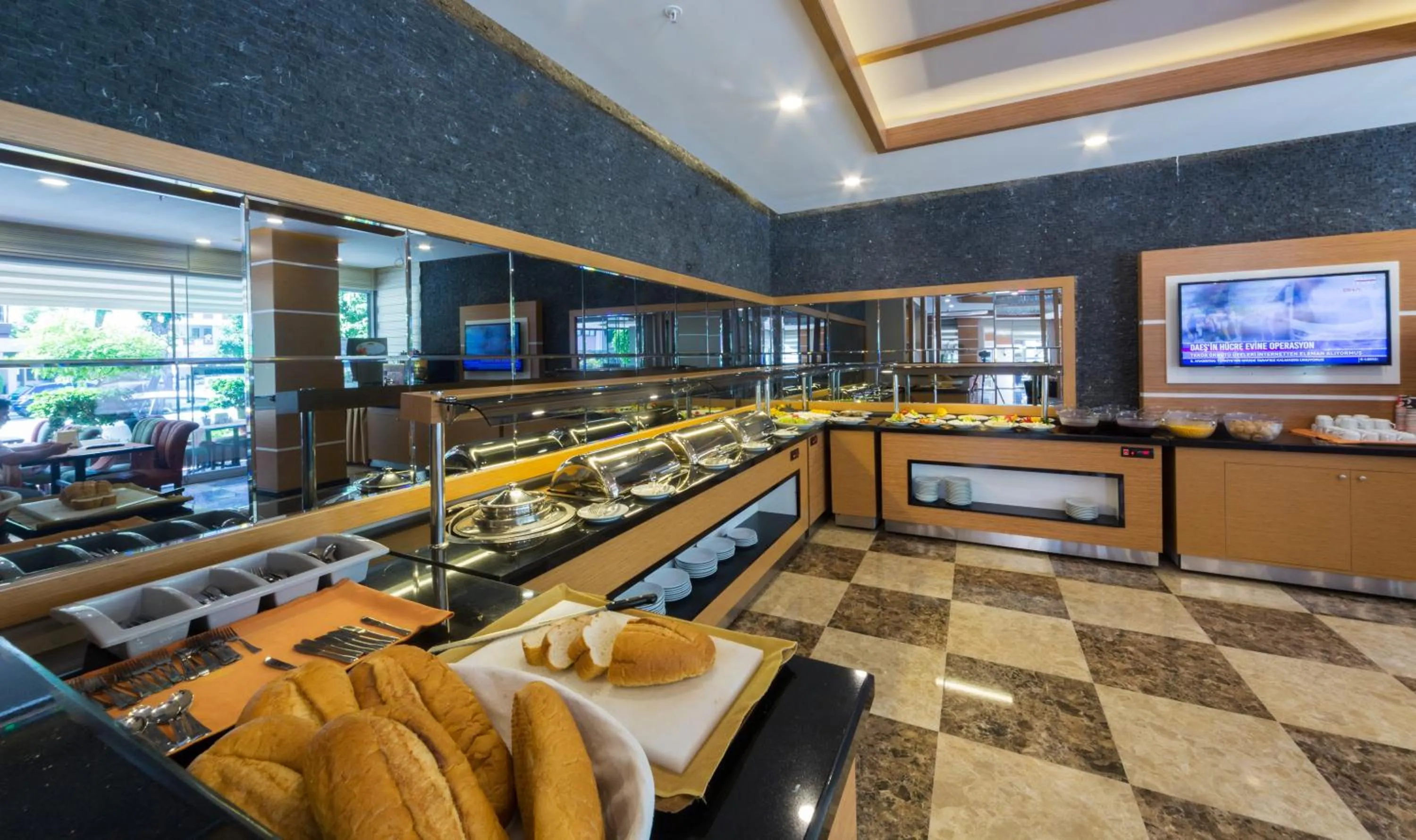 Restaurant/places to eat in Lonicera City Hotel