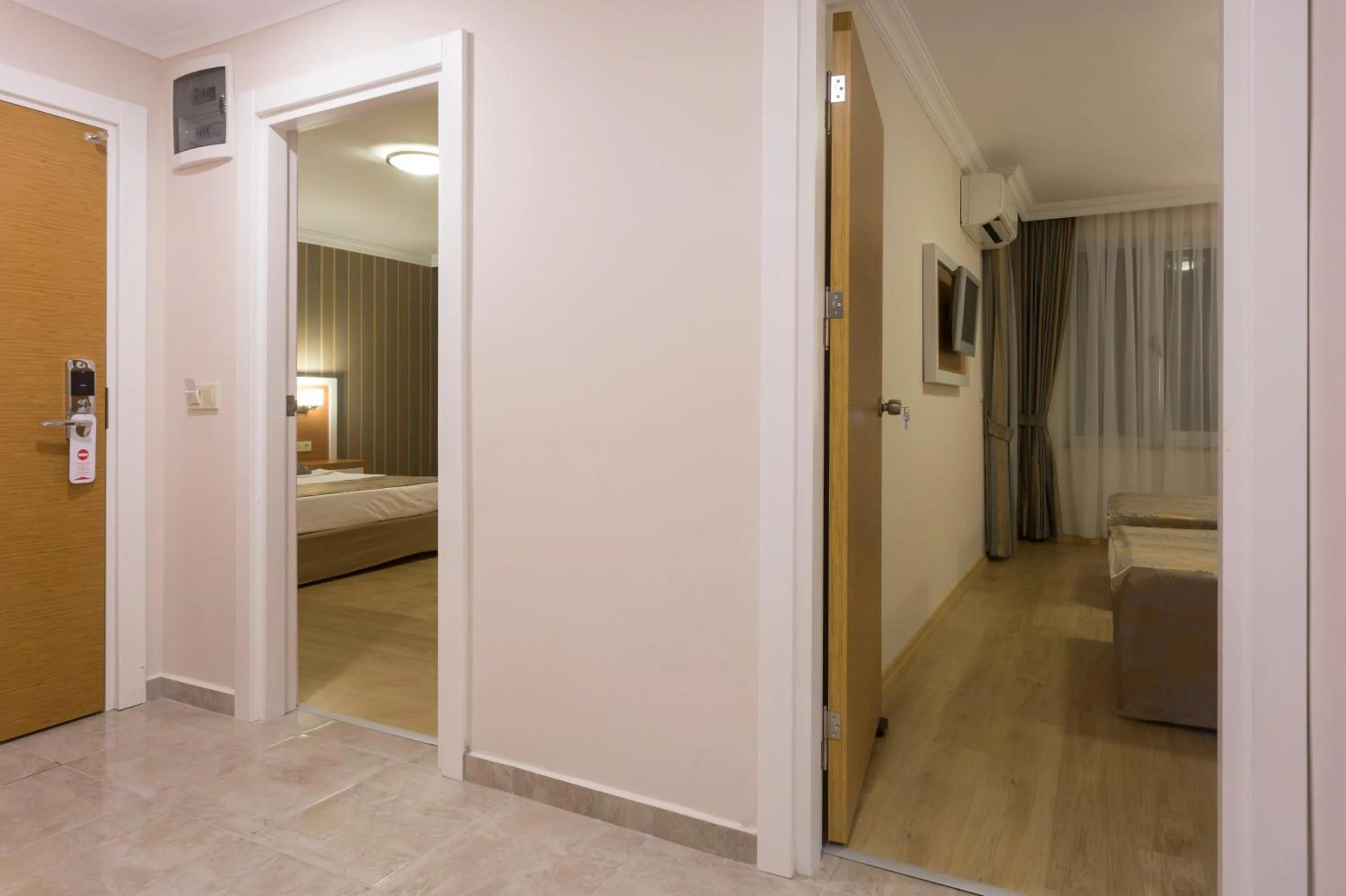 Bedroom, Bed in Lonicera City Hotel