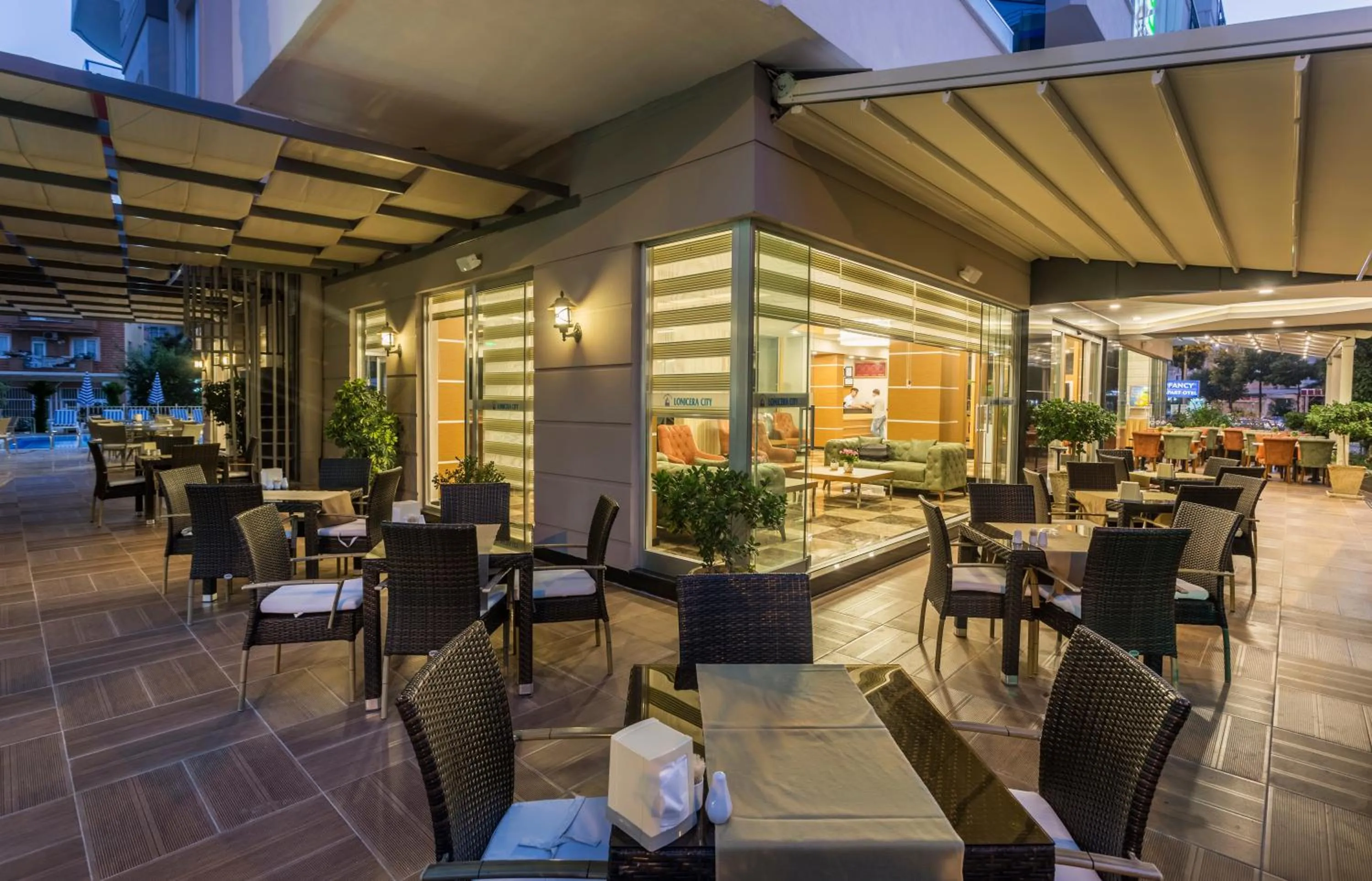 Restaurant/places to eat in Lonicera City Hotel