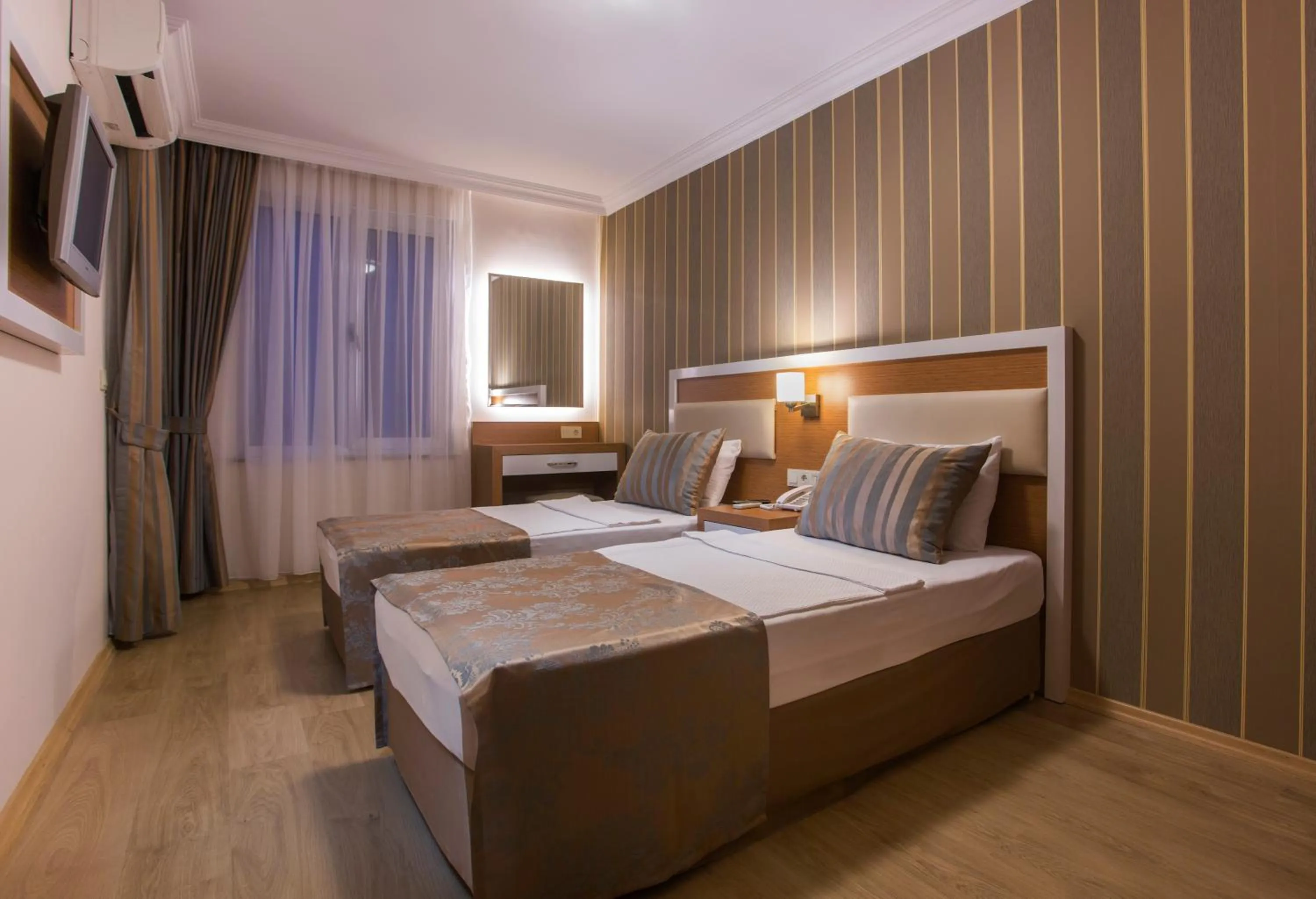 Bedroom, Bed in Lonicera City Hotel