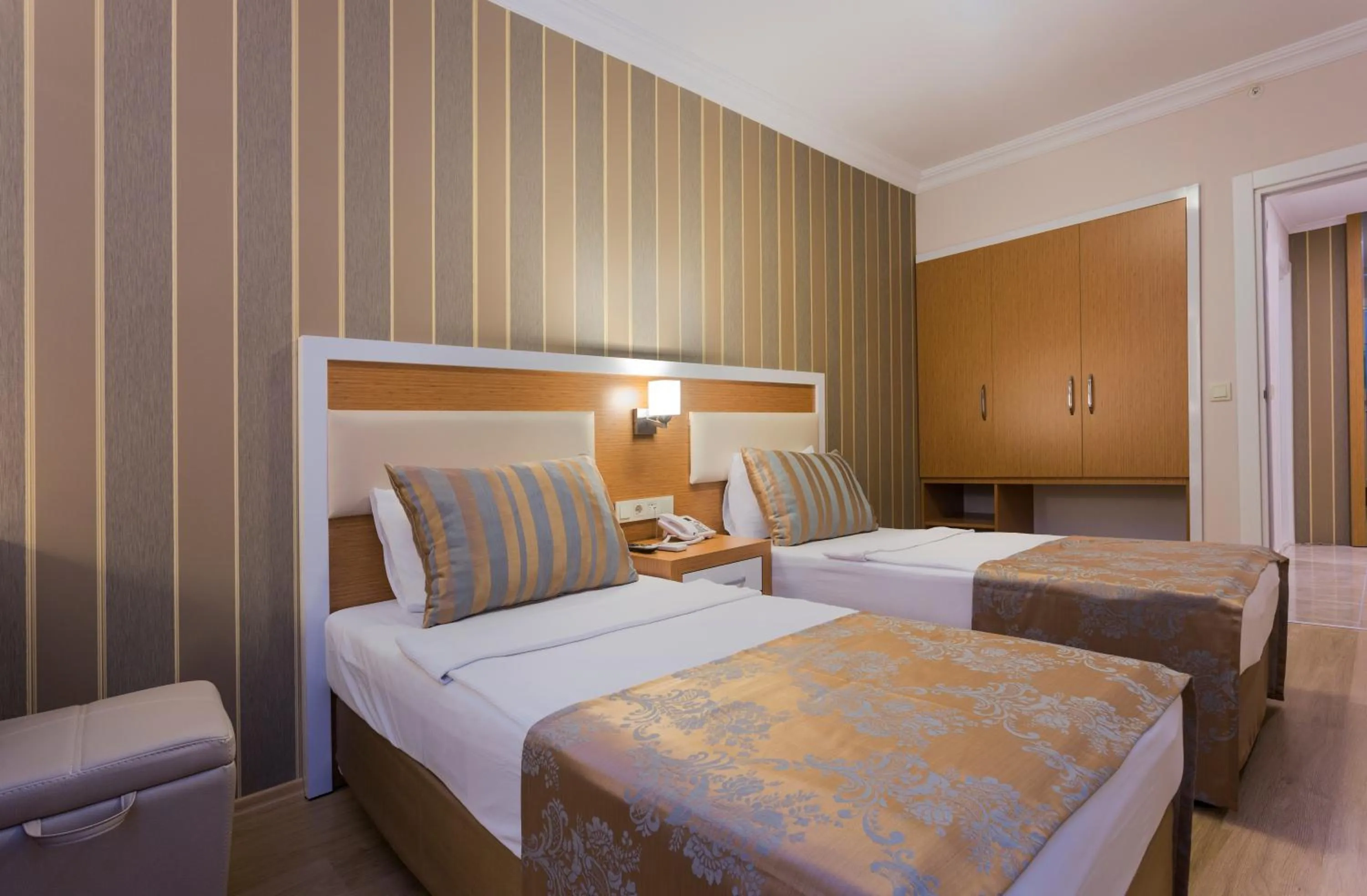 Bedroom, Bed in Lonicera City Hotel