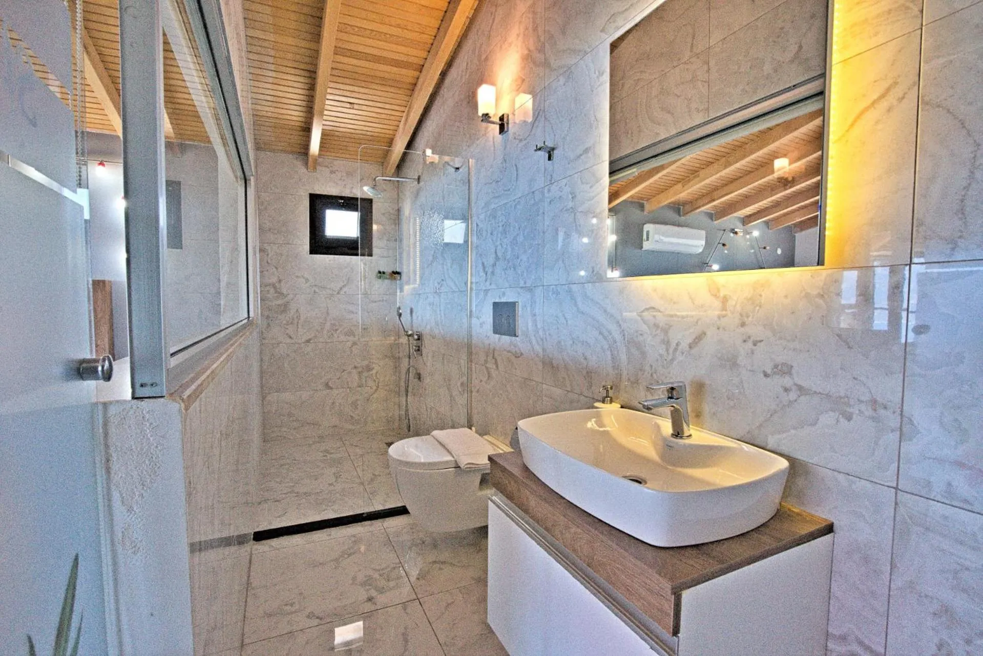 Shower in Stonehillkaş