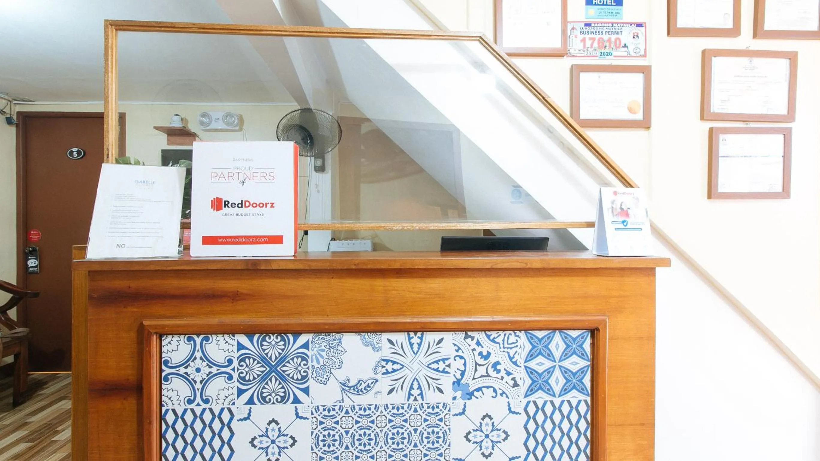 Lobby or reception in RedDoorz near PNR Espana Station