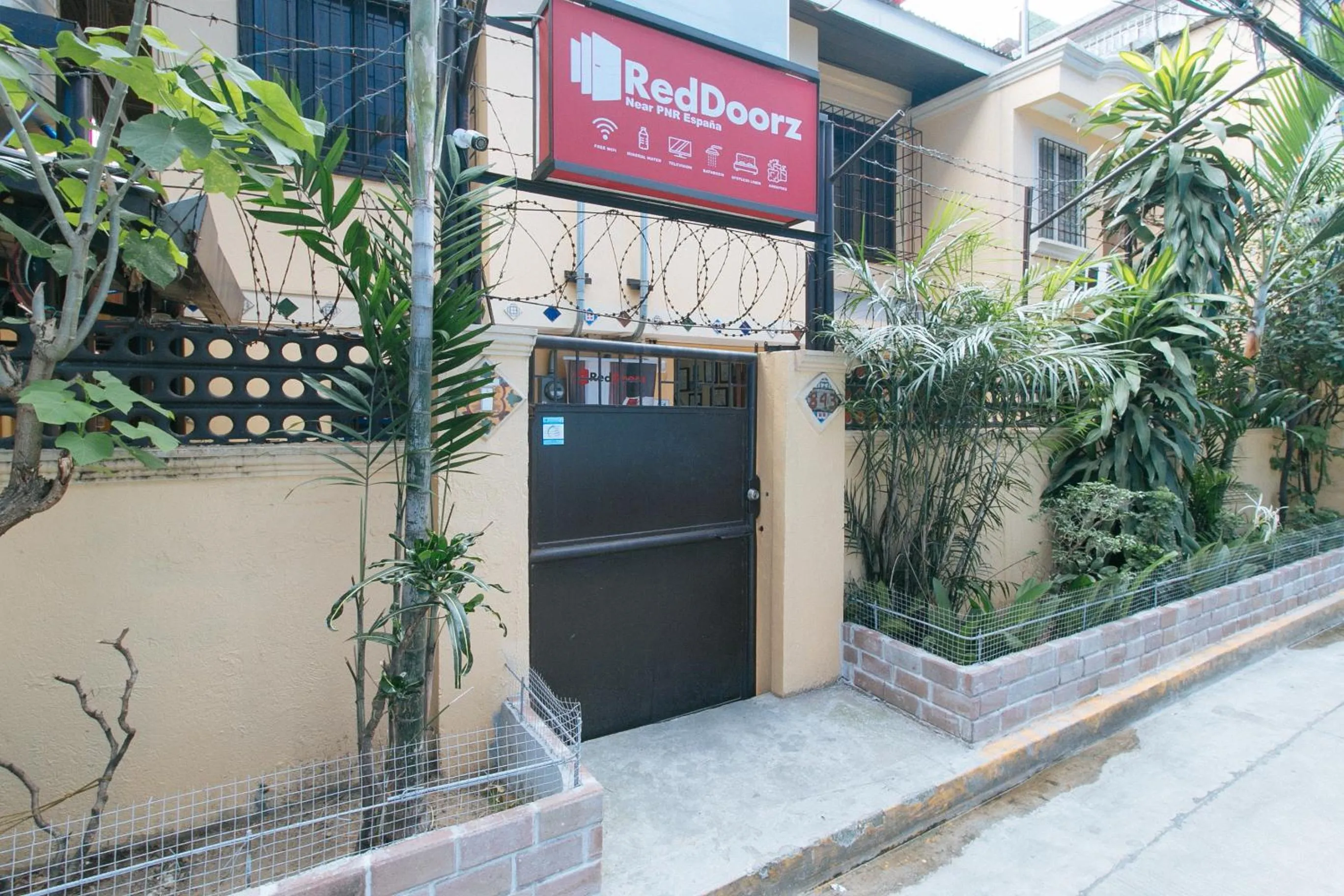 Property building in RedDoorz near PNR Espana Station