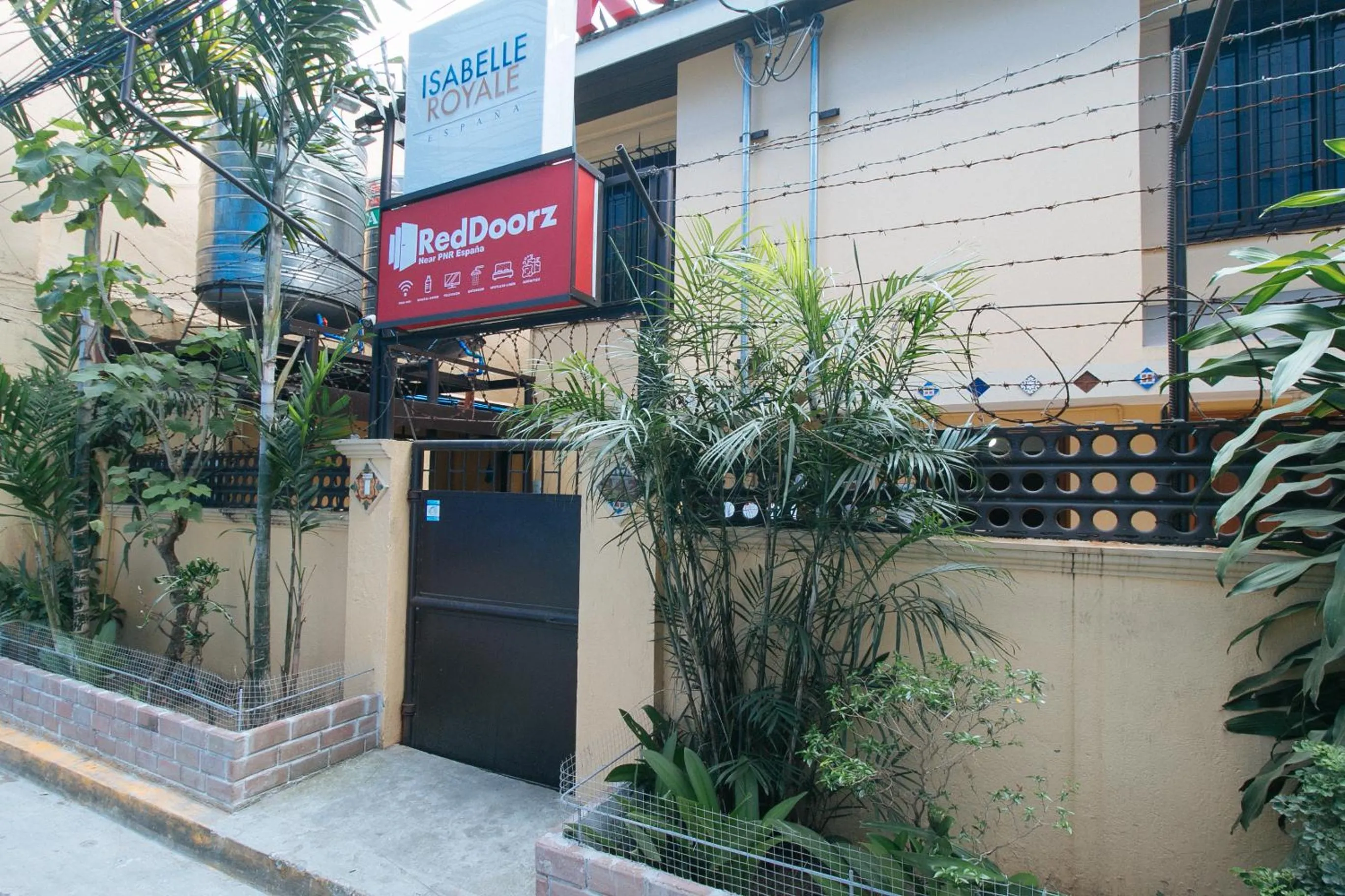 Property building in RedDoorz near PNR Espana Station