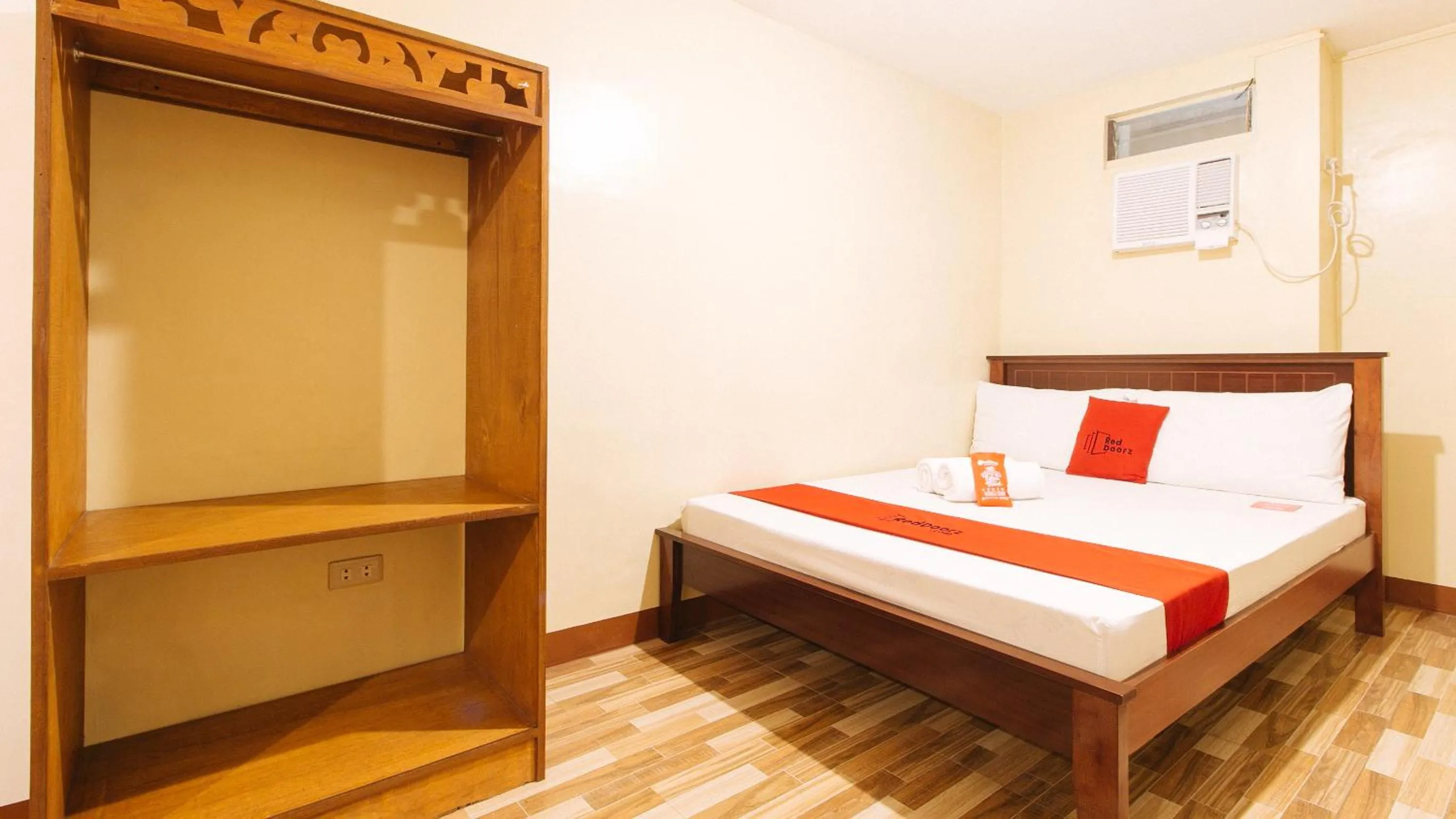 Bed in RedDoorz near PNR Espana Station