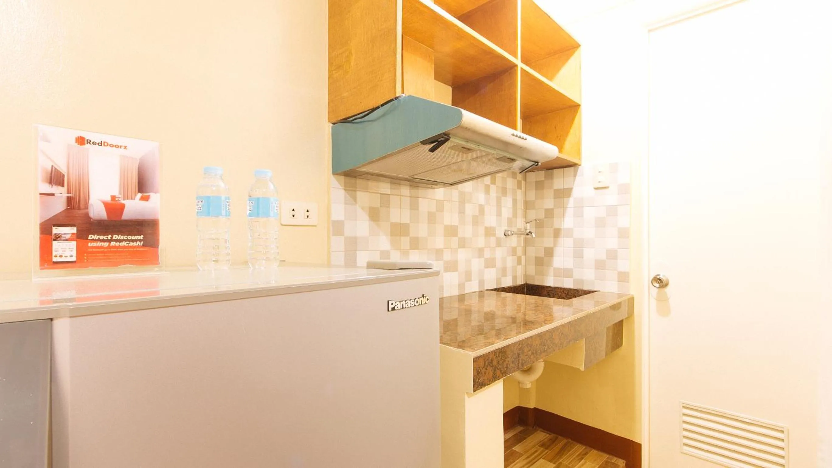 Kitchen or kitchenette in RedDoorz near PNR Espana Station