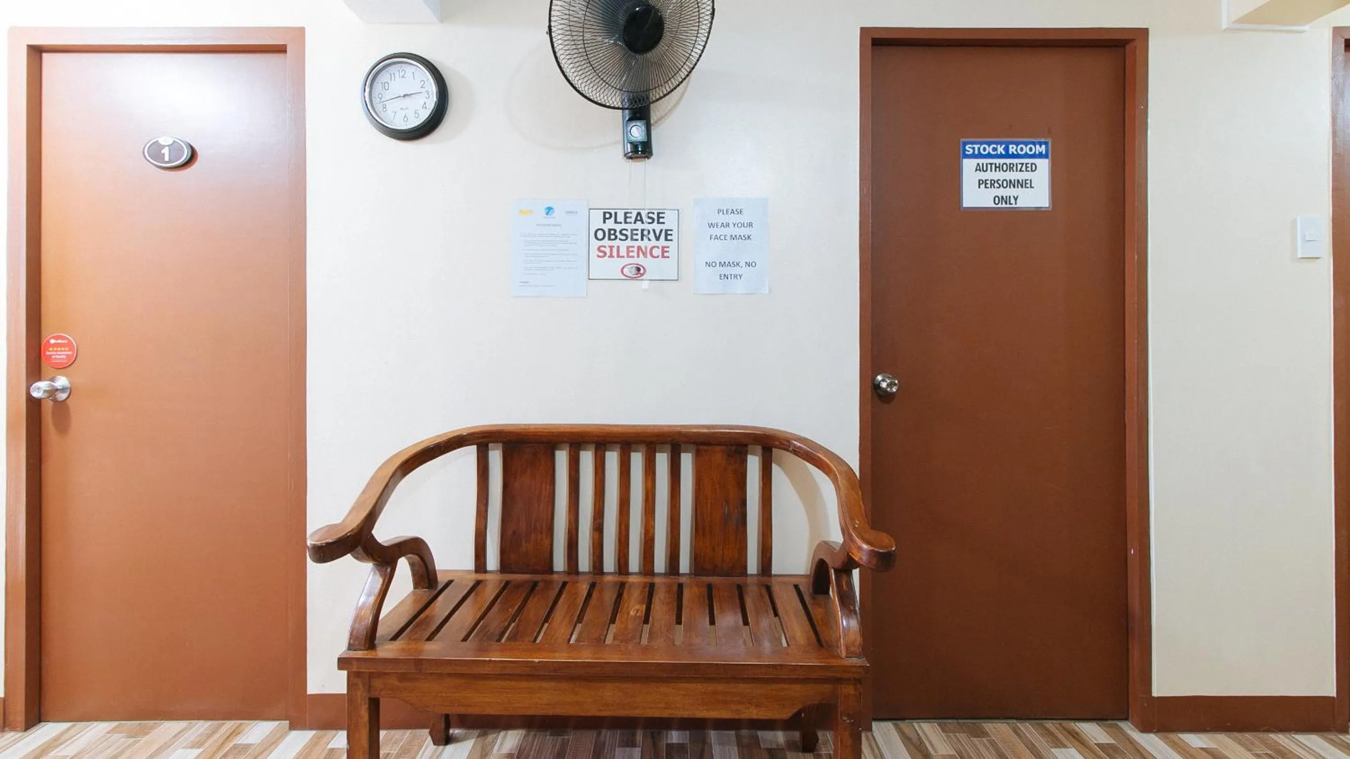 Seating area in RedDoorz near PNR Espana Station