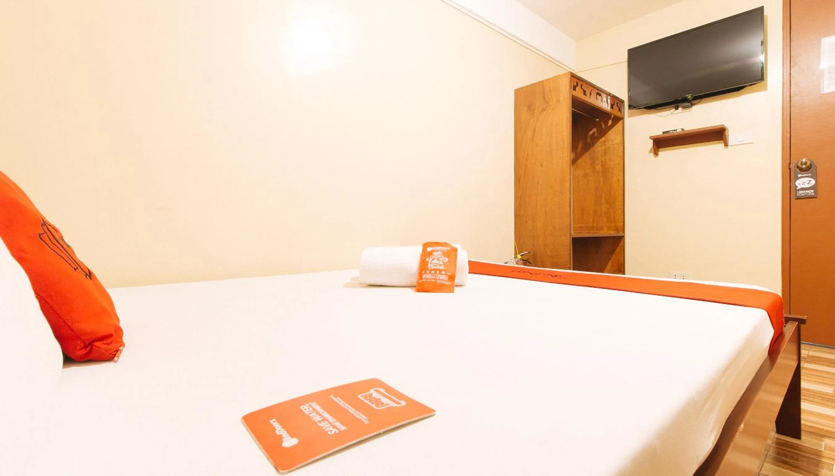 TV and multimedia, Bed in RedDoorz near PNR Espana Station