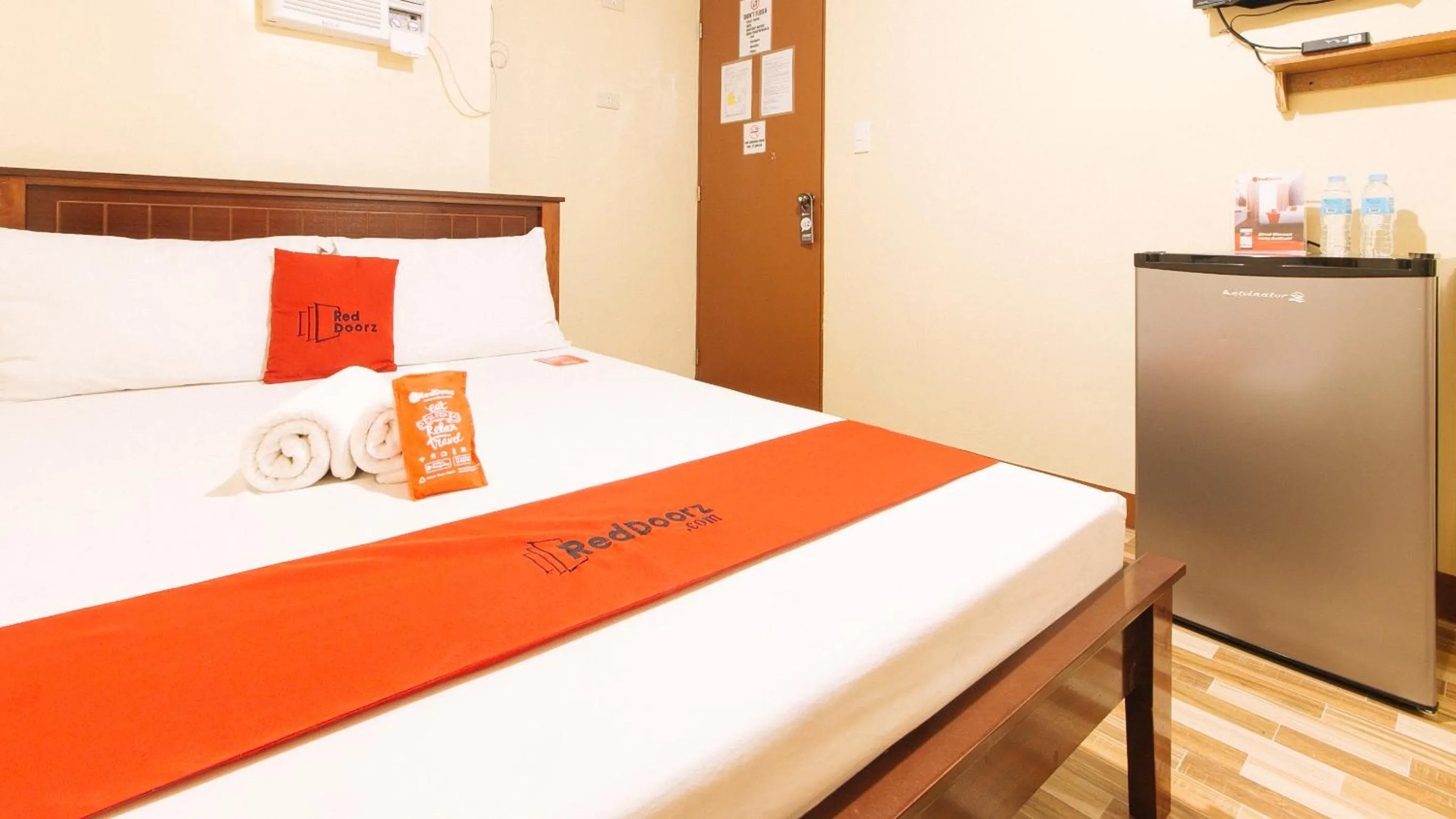 Bed in RedDoorz near PNR Espana Station