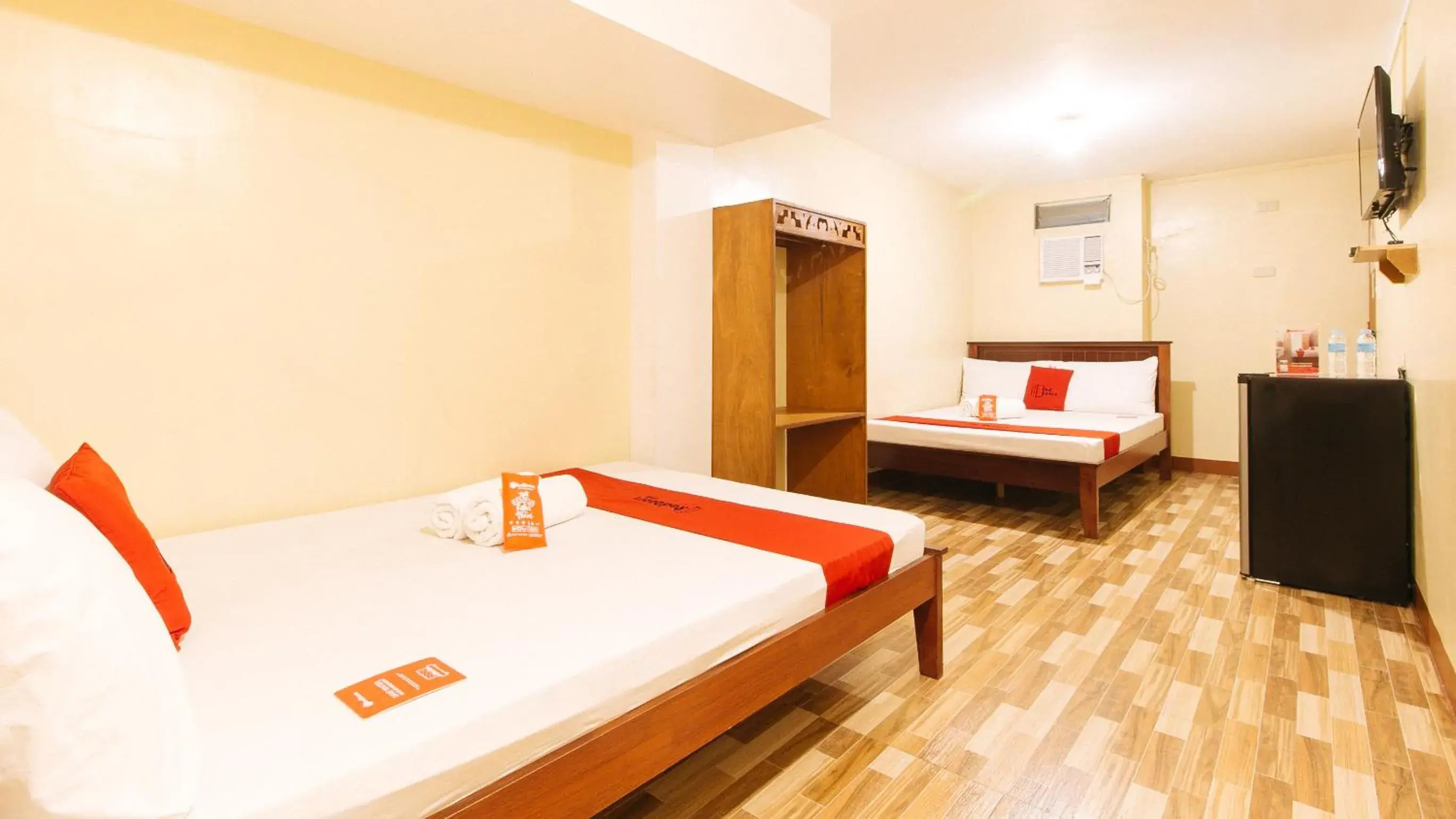 Family Room in RedDoorz near PNR Espana Station Family Room in RedDoorz near PNR Espana Station