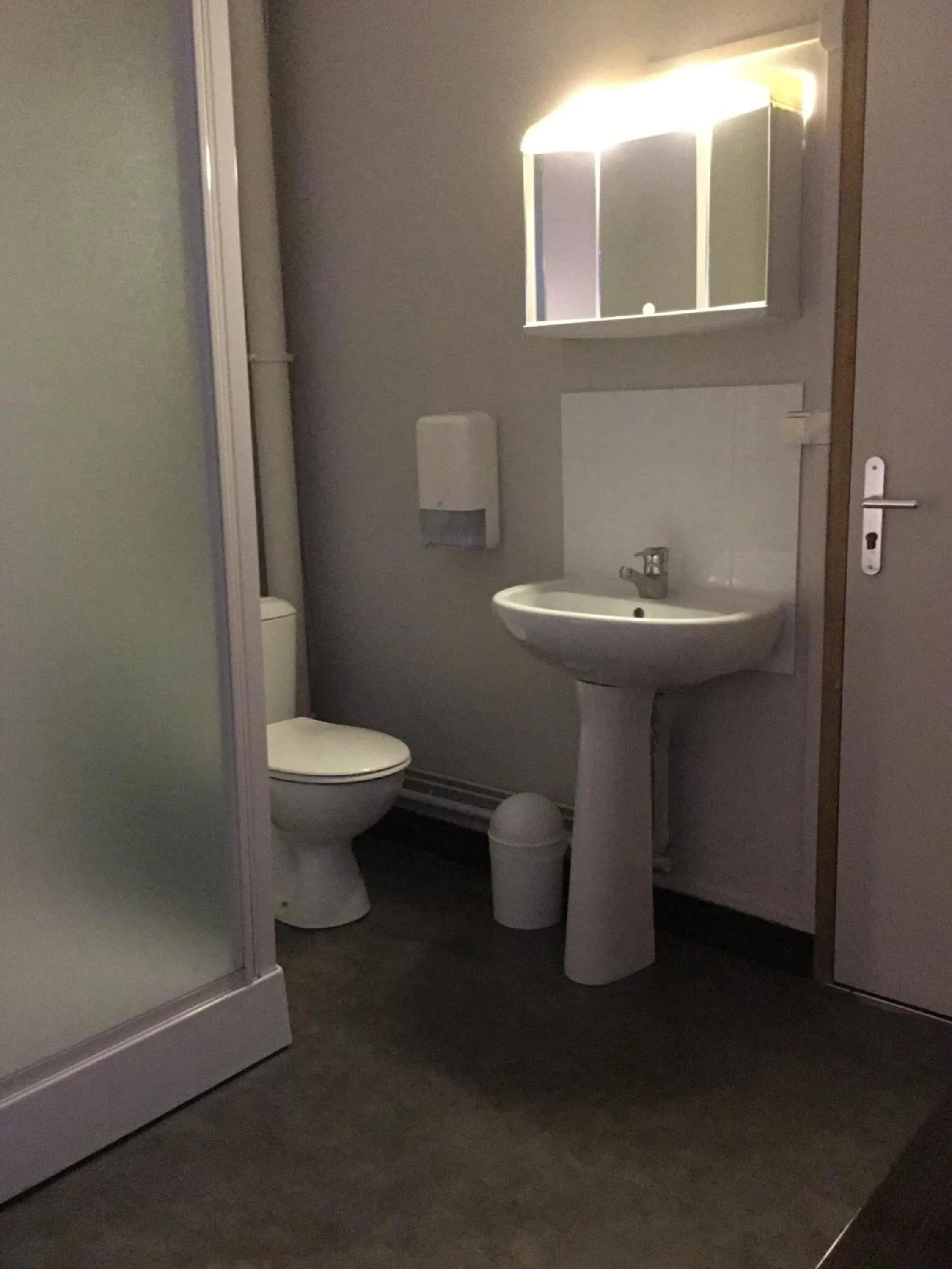 Property building, Bathroom in AU CHABICHOU