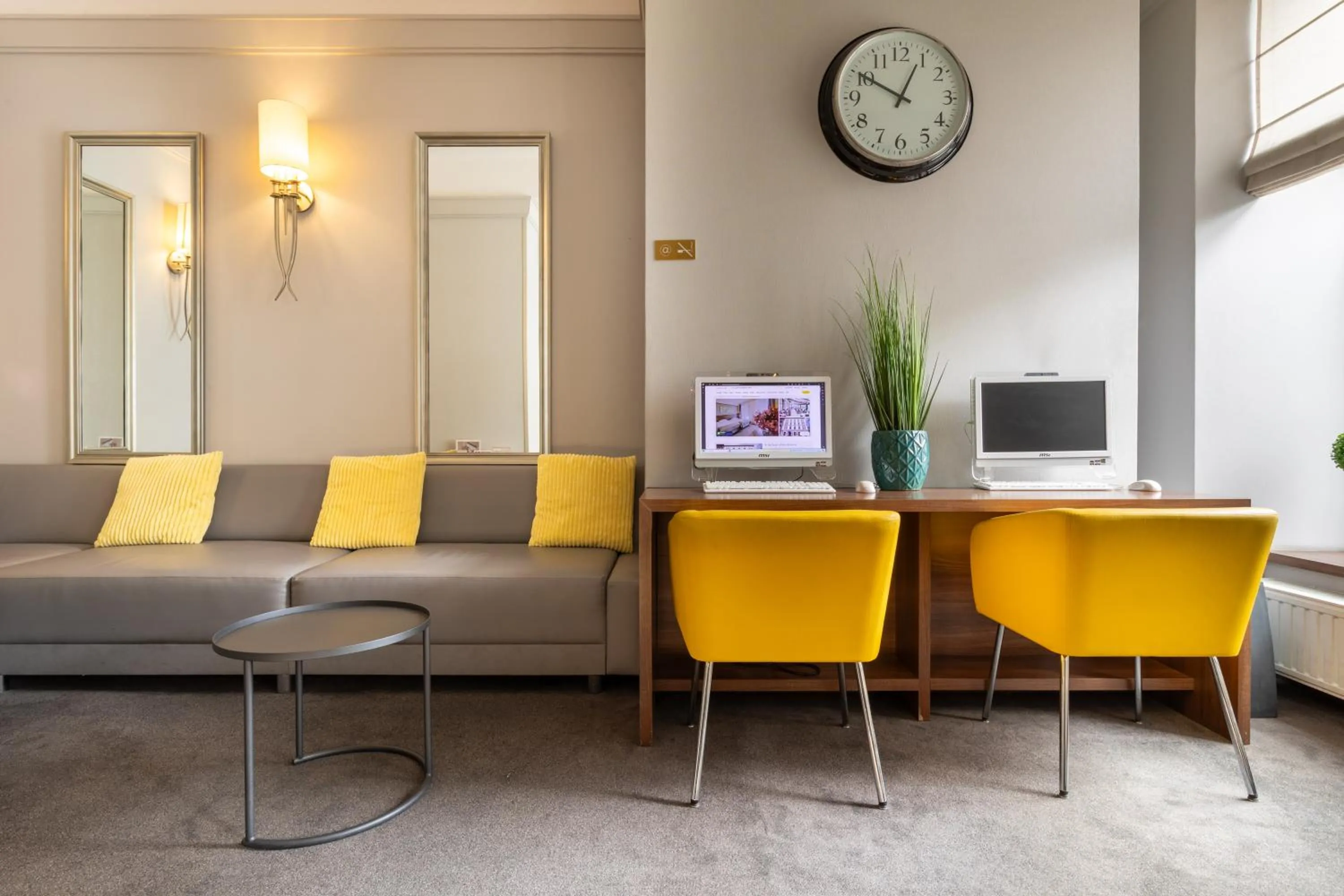 Lobby or reception in Golden Tulip Krakow City Center