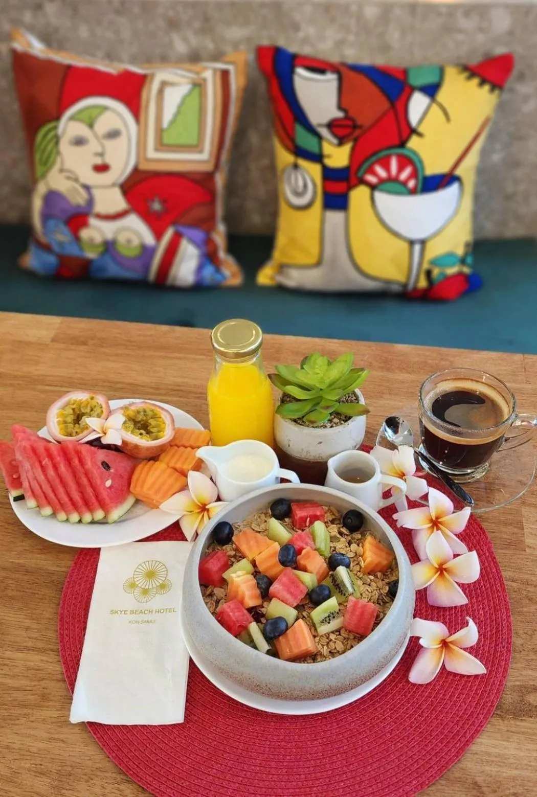 Food and drinks in Skye Beach Koh Samui