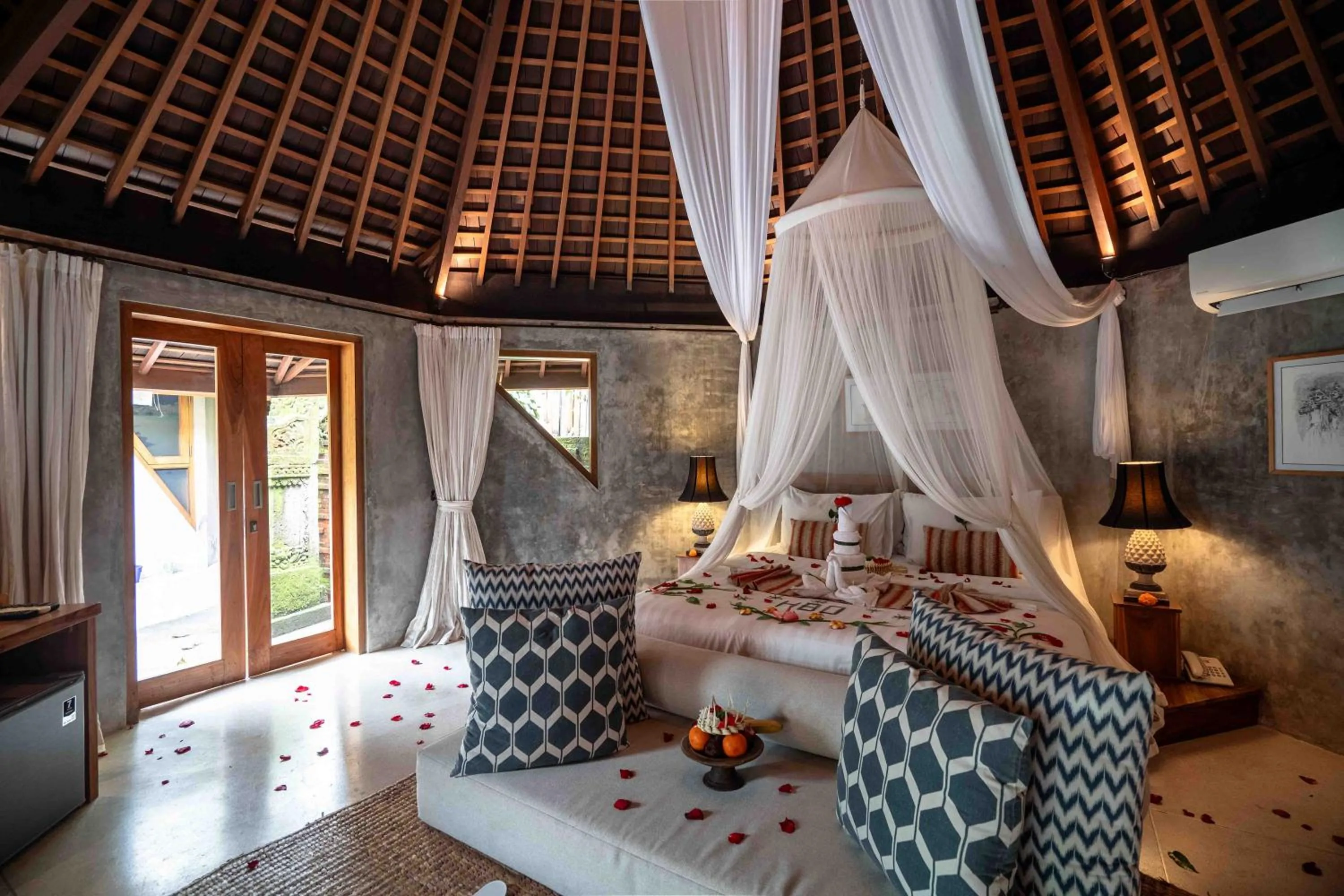 Decorative detail, Bed in The Sender Pool Suites