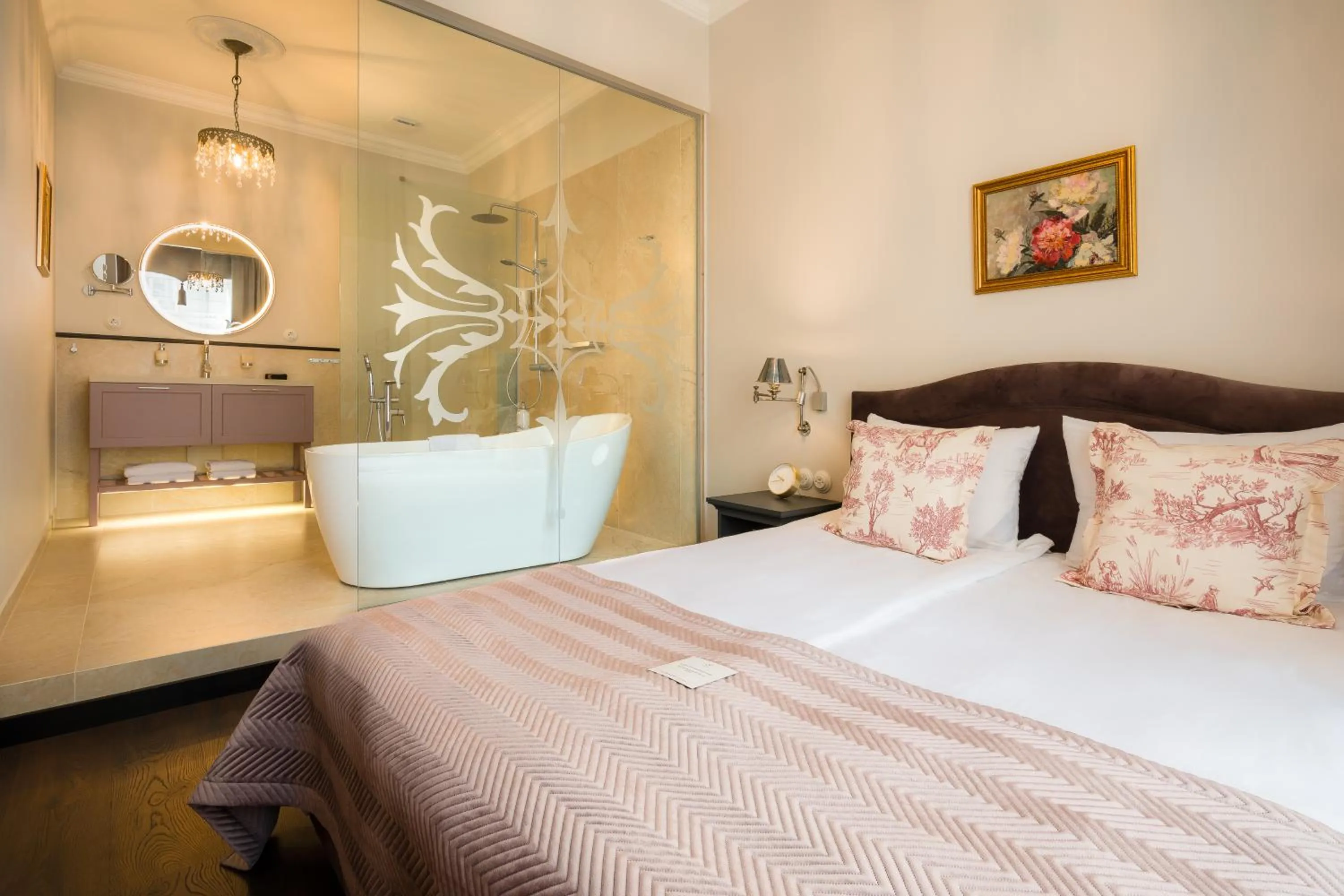 Shower, Bed in Piotrkowska 89 Residence