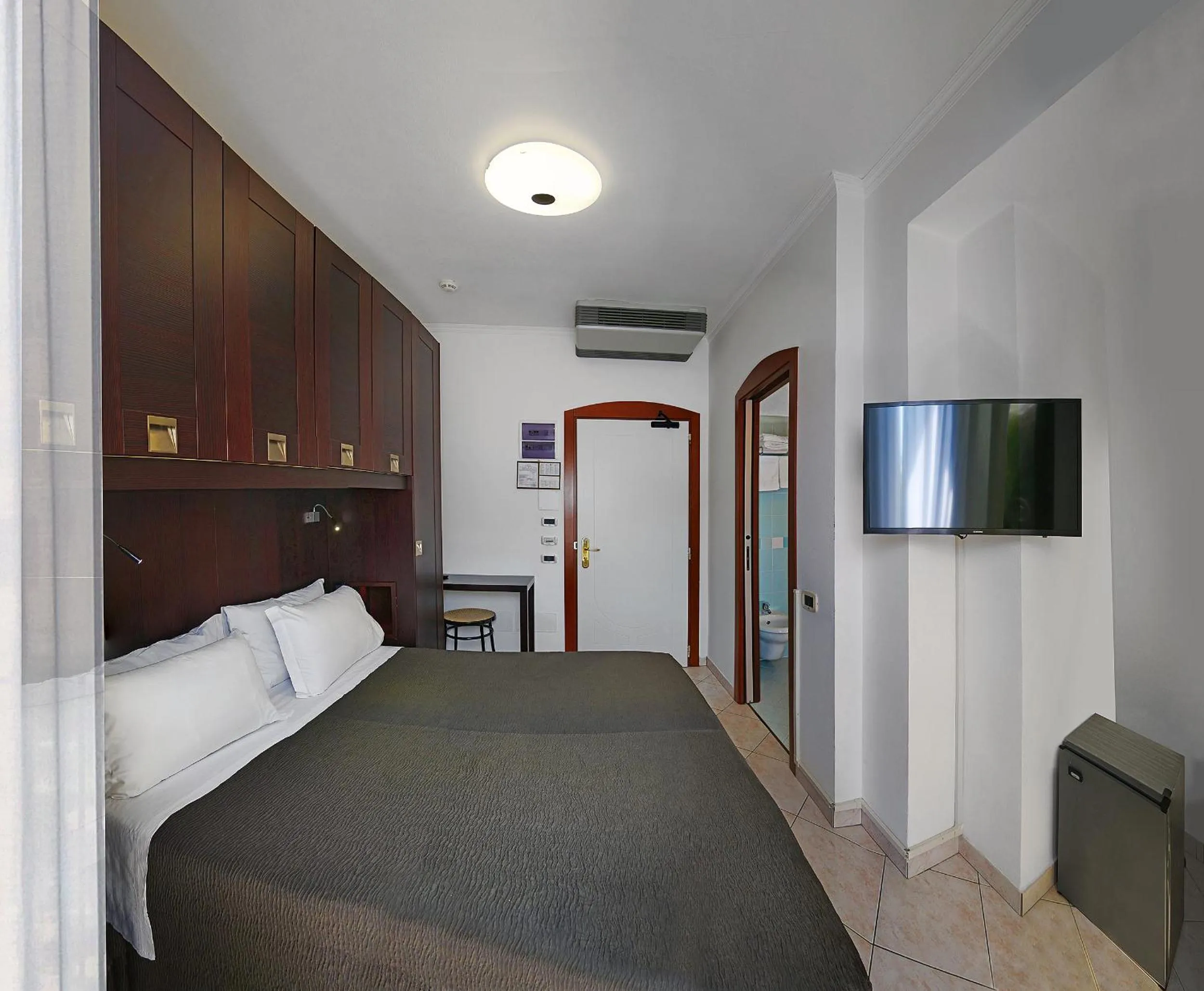 wardrobe, Bed in Hotel Venus