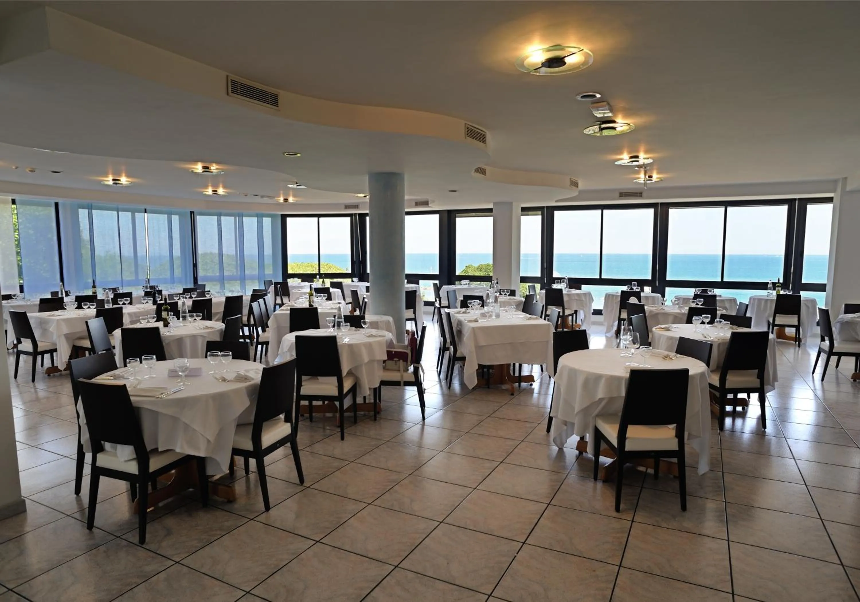 Restaurant/places to eat in Hotel Venus