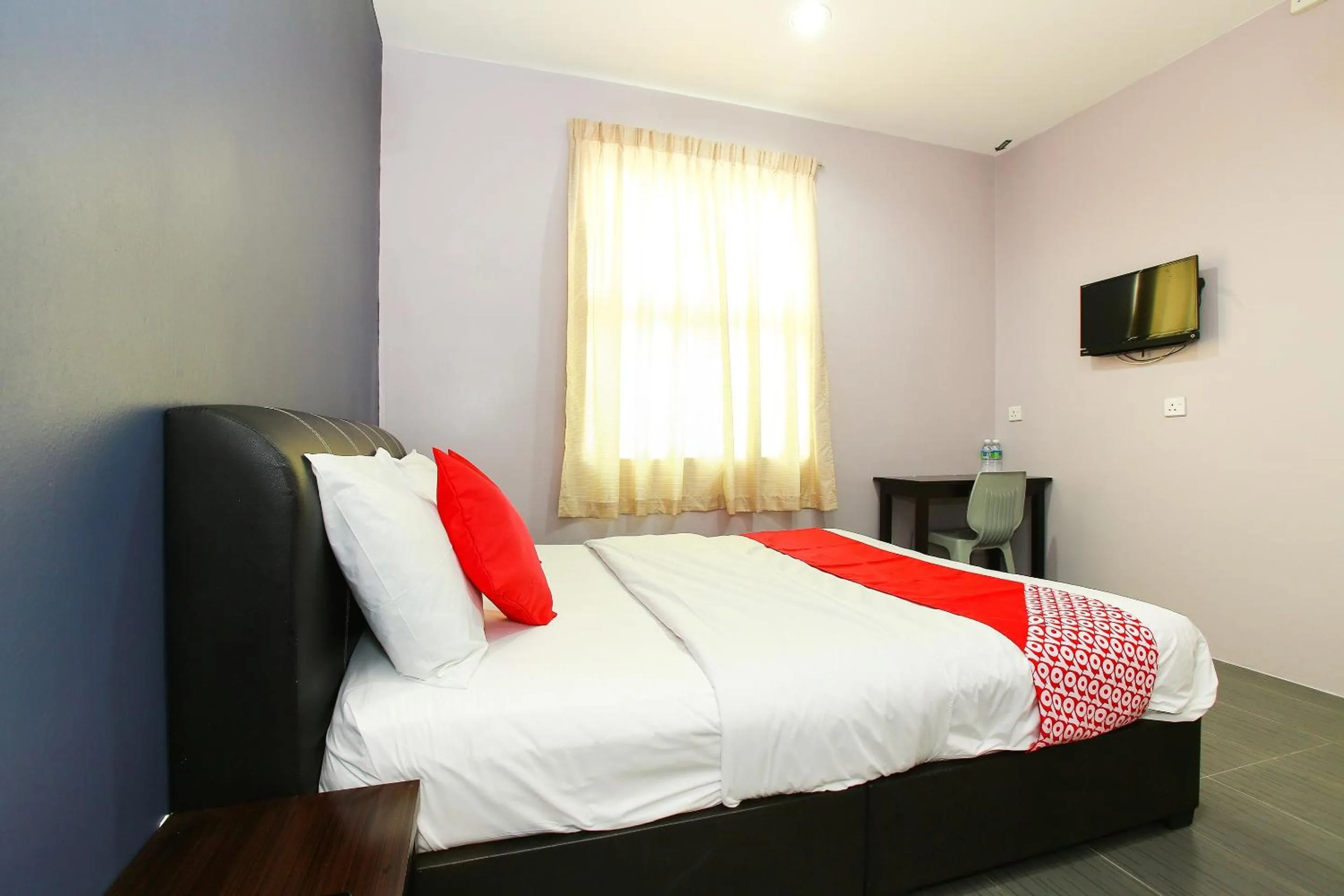 Bedroom in OYO 89332 De Hotel