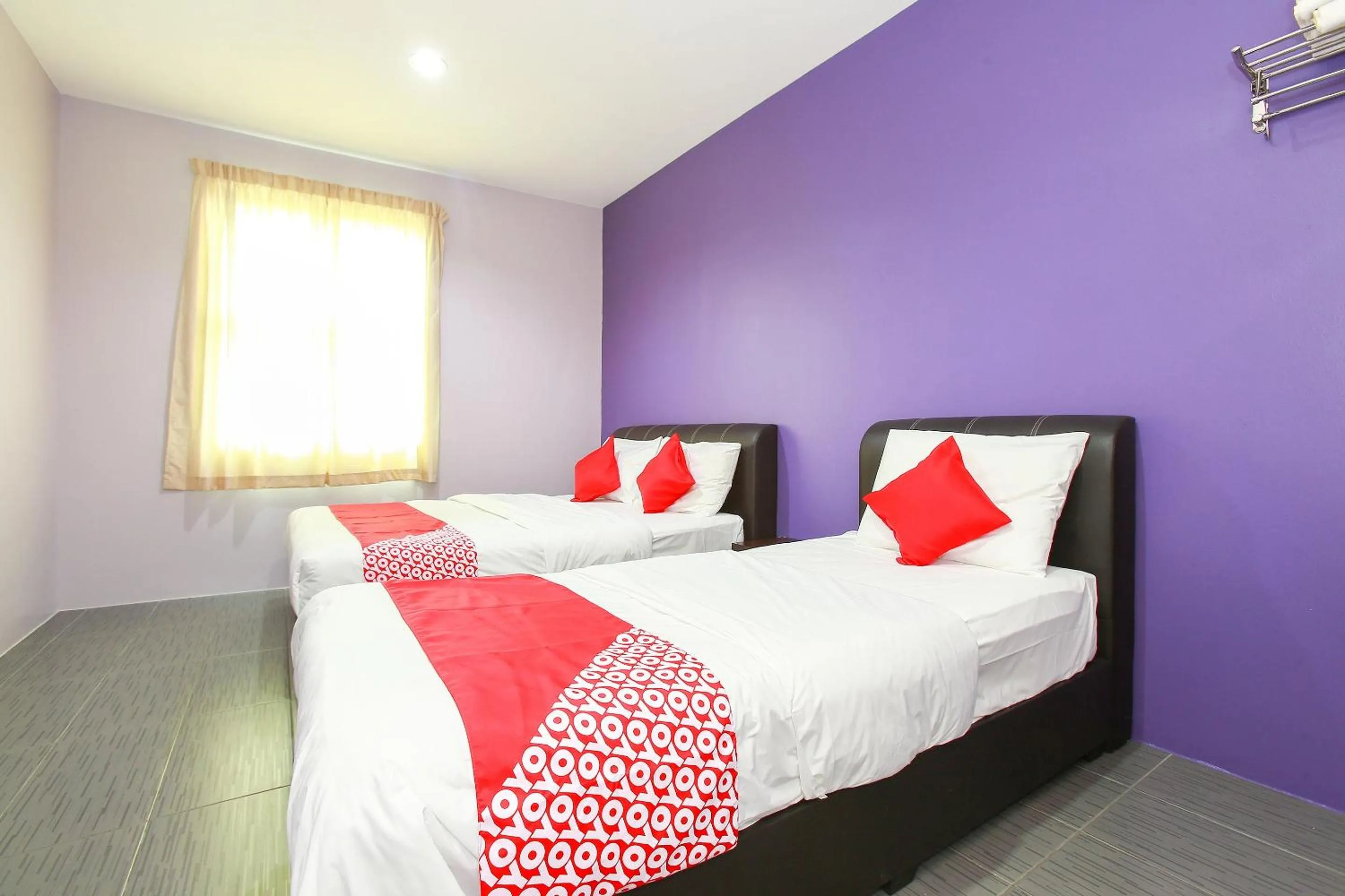 Bedroom in OYO 89332 De Hotel