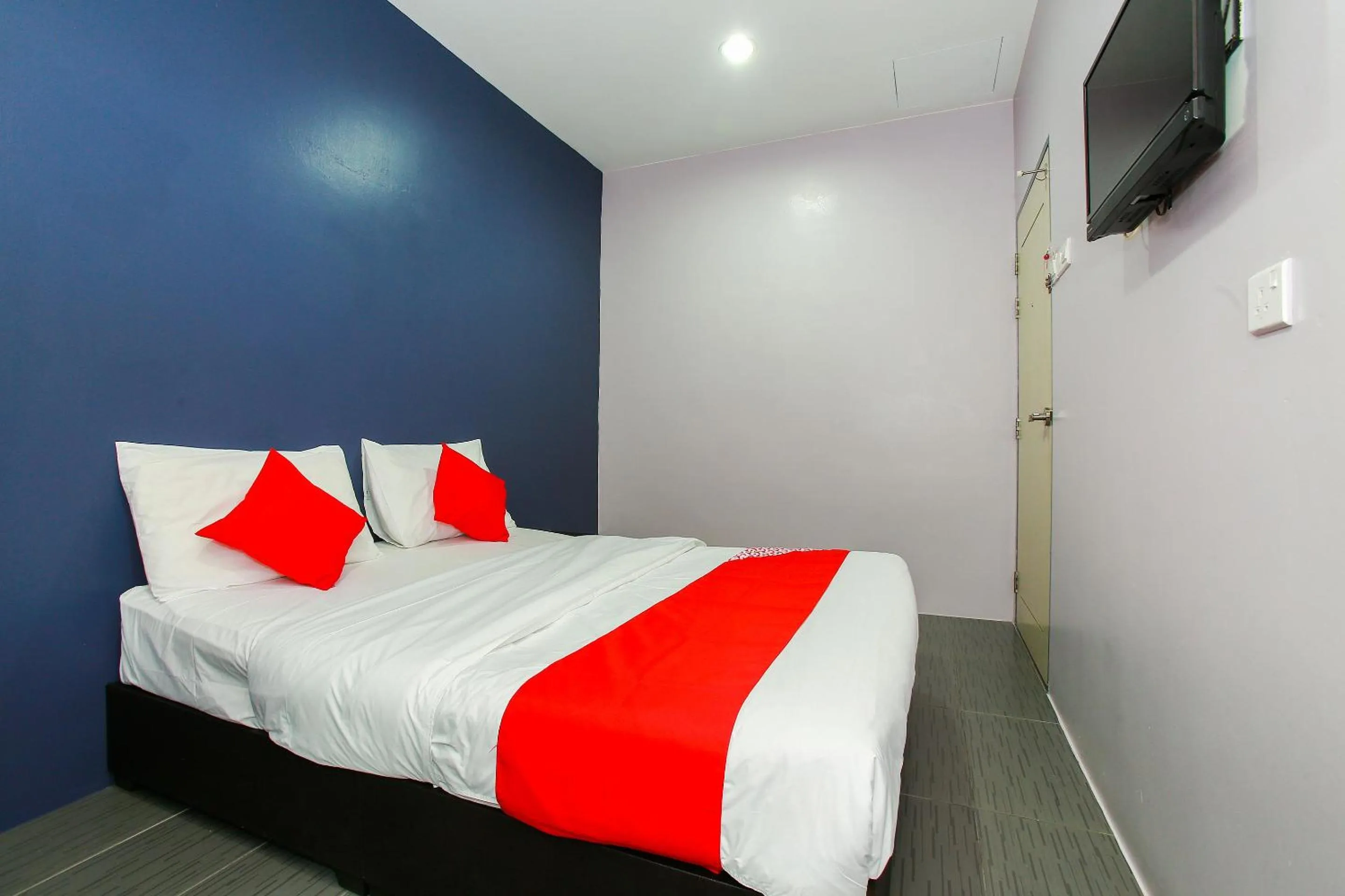 Bedroom in OYO 89332 De Hotel