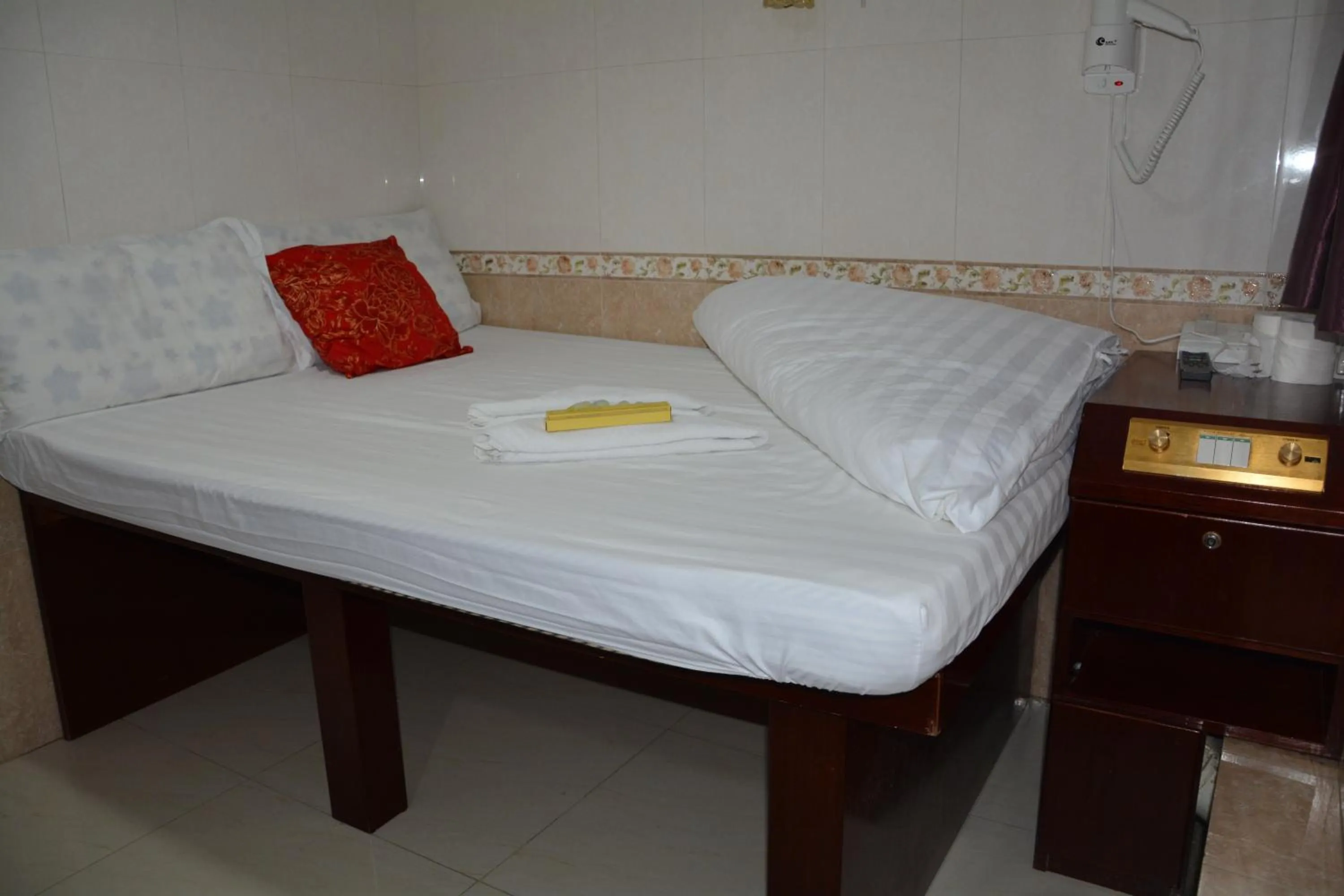 cot, Bed in Everest Hostel