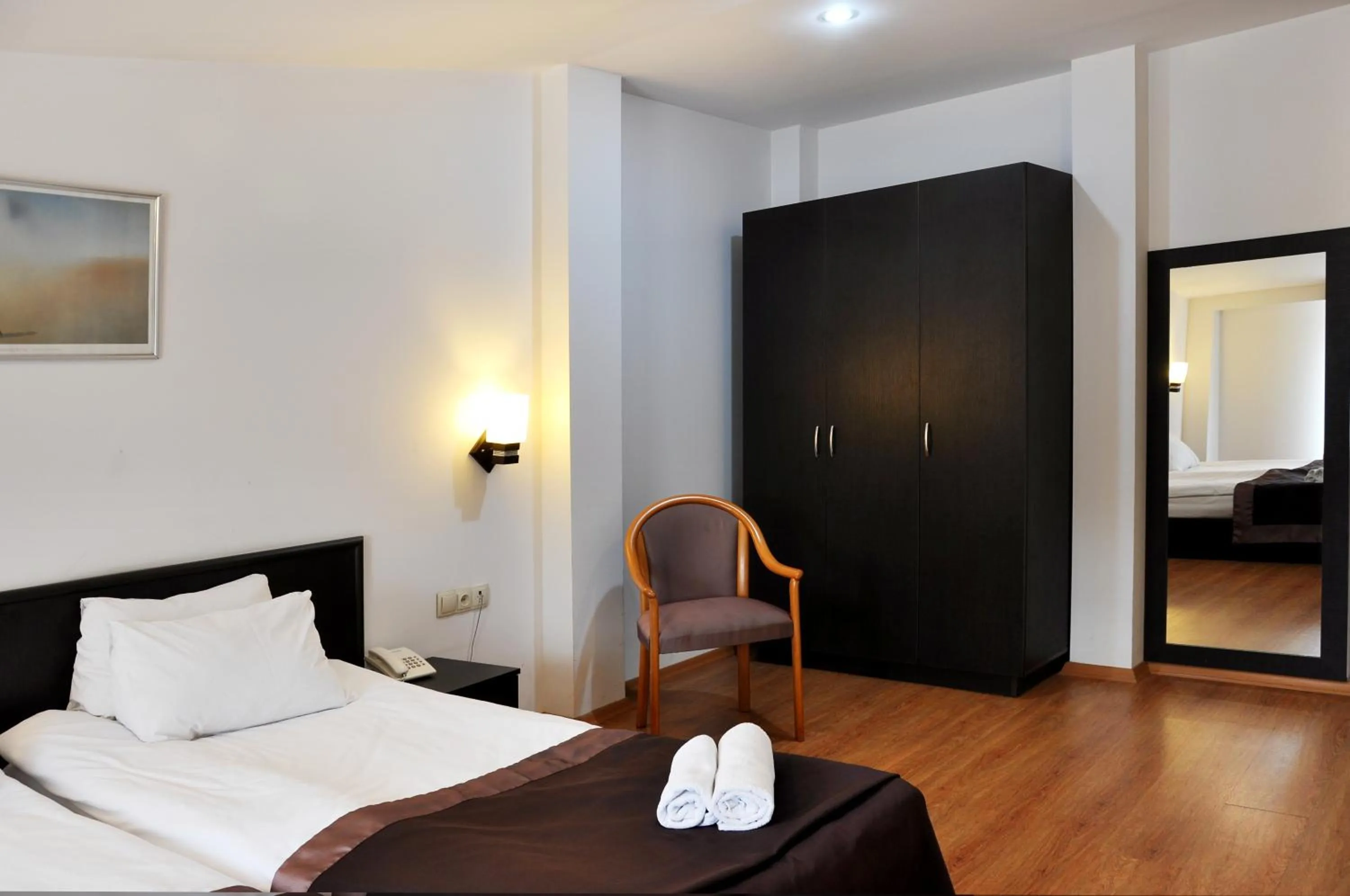 Photo of the whole room, Bed in Hotel Corner