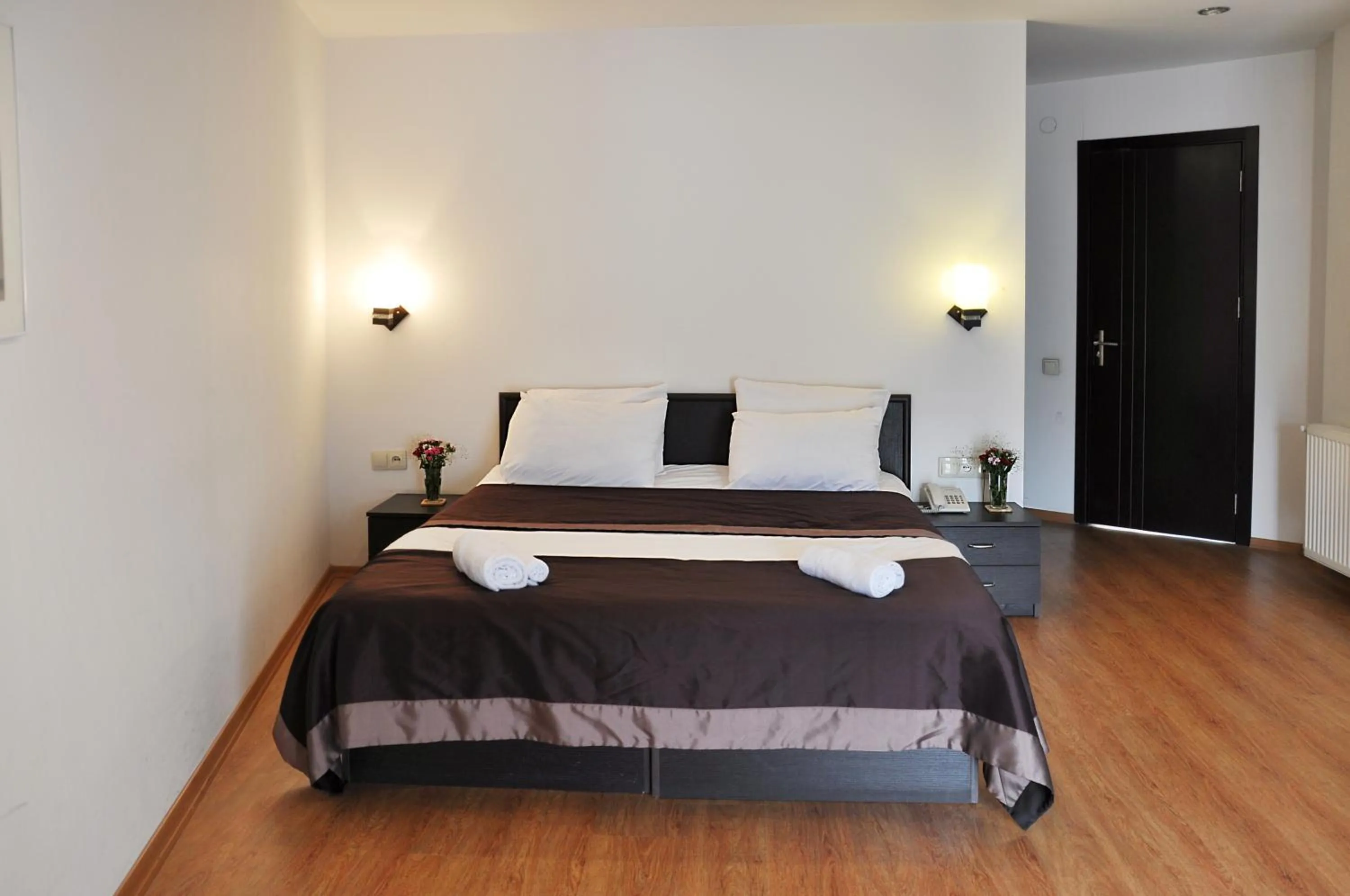 Photo of the whole room, Bed in Hotel Corner