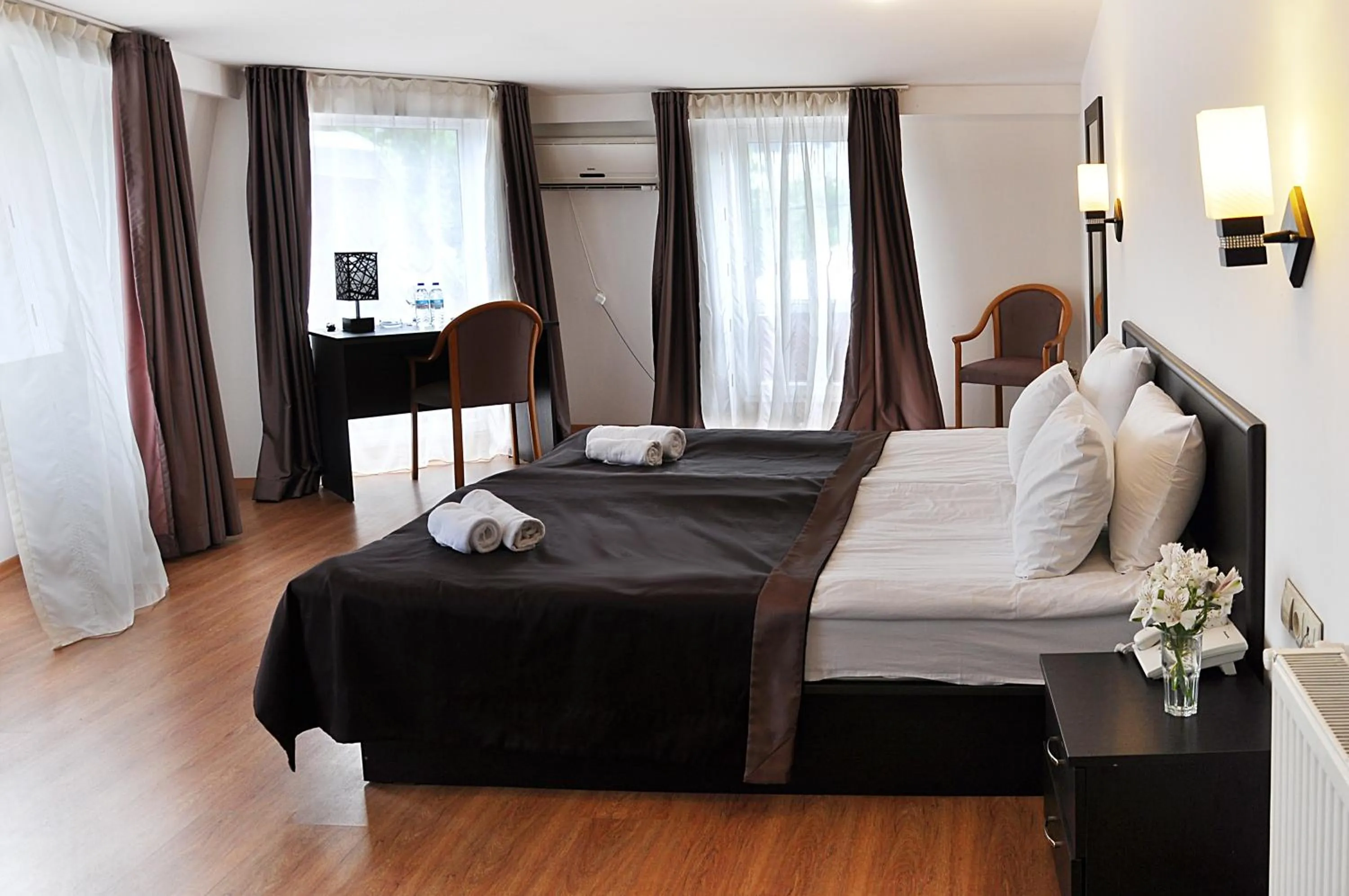 Photo of the whole room, Bed in Hotel Corner