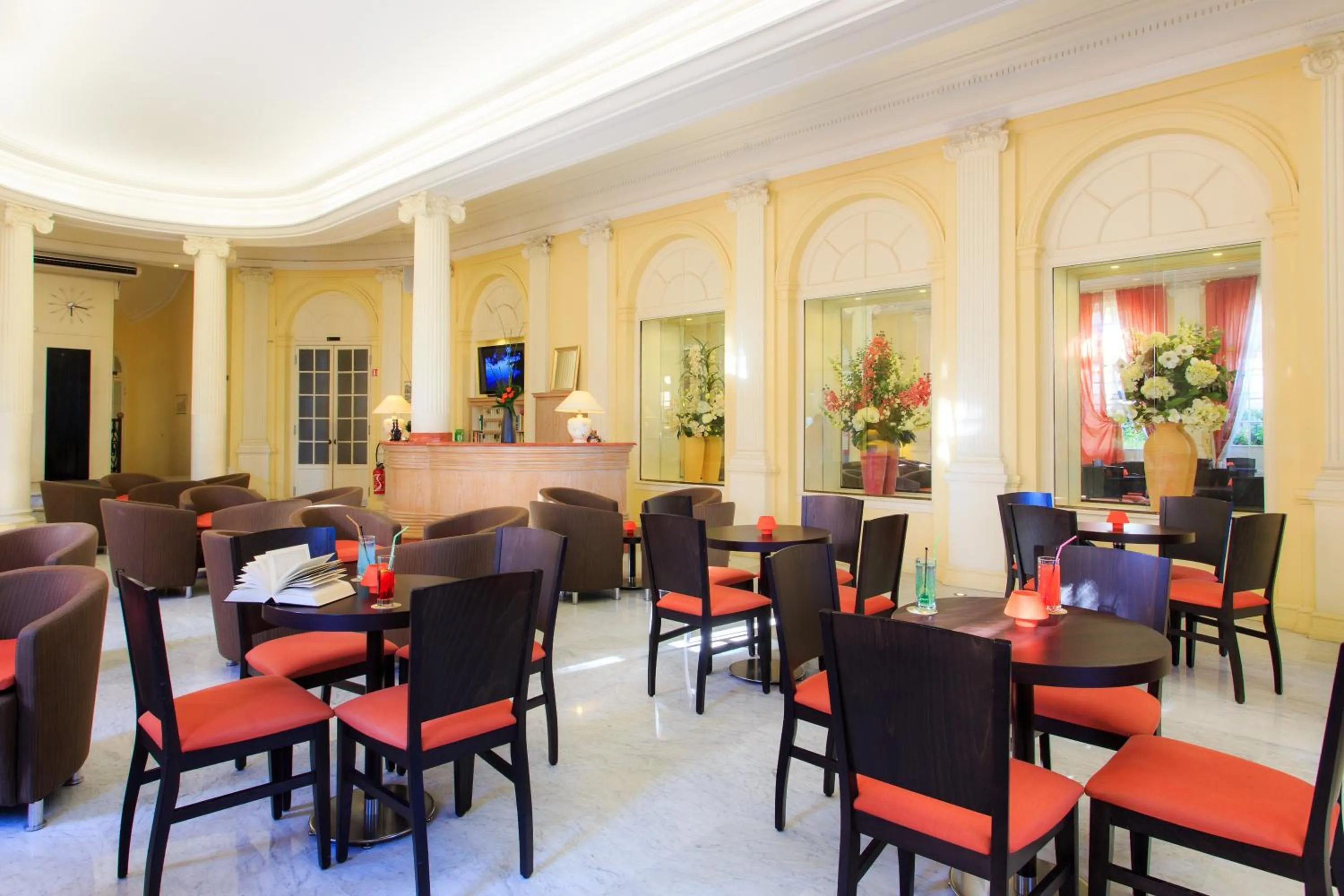 Communal lounge/ TV room in Hotel El Paradiso