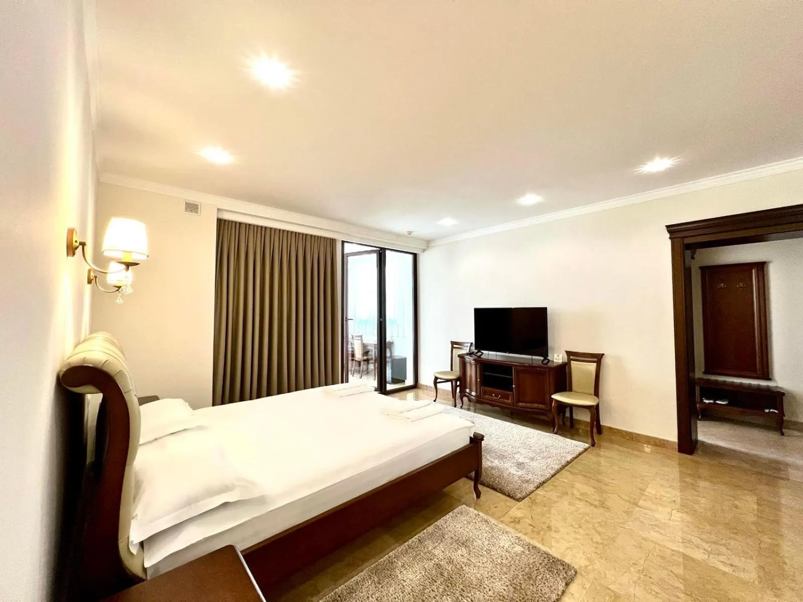 TV and multimedia, Bed in Ambassador Hotel