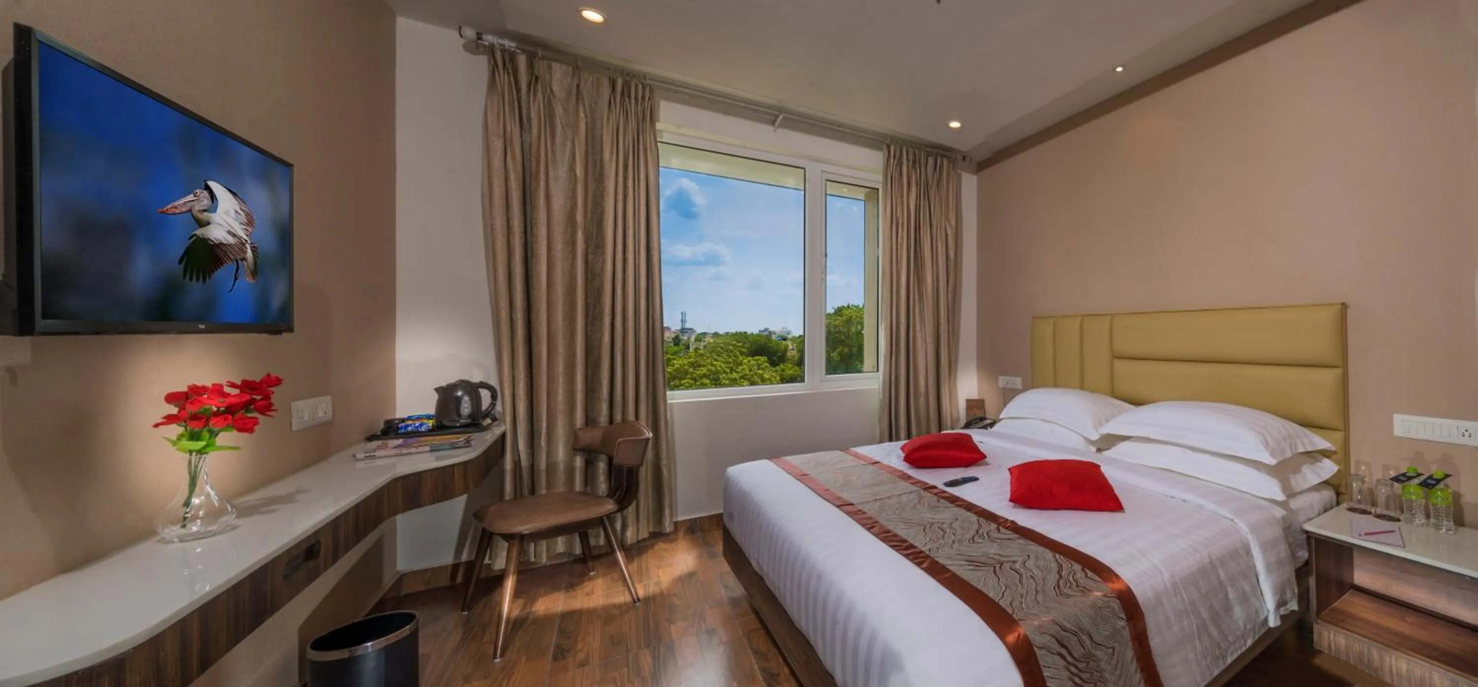 Photo of the whole room, Bed in CR Grande