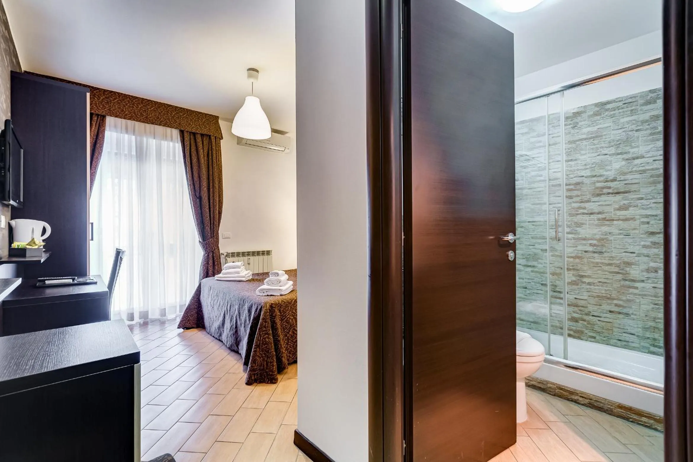 Shower, Bed in Dreams Of Rome