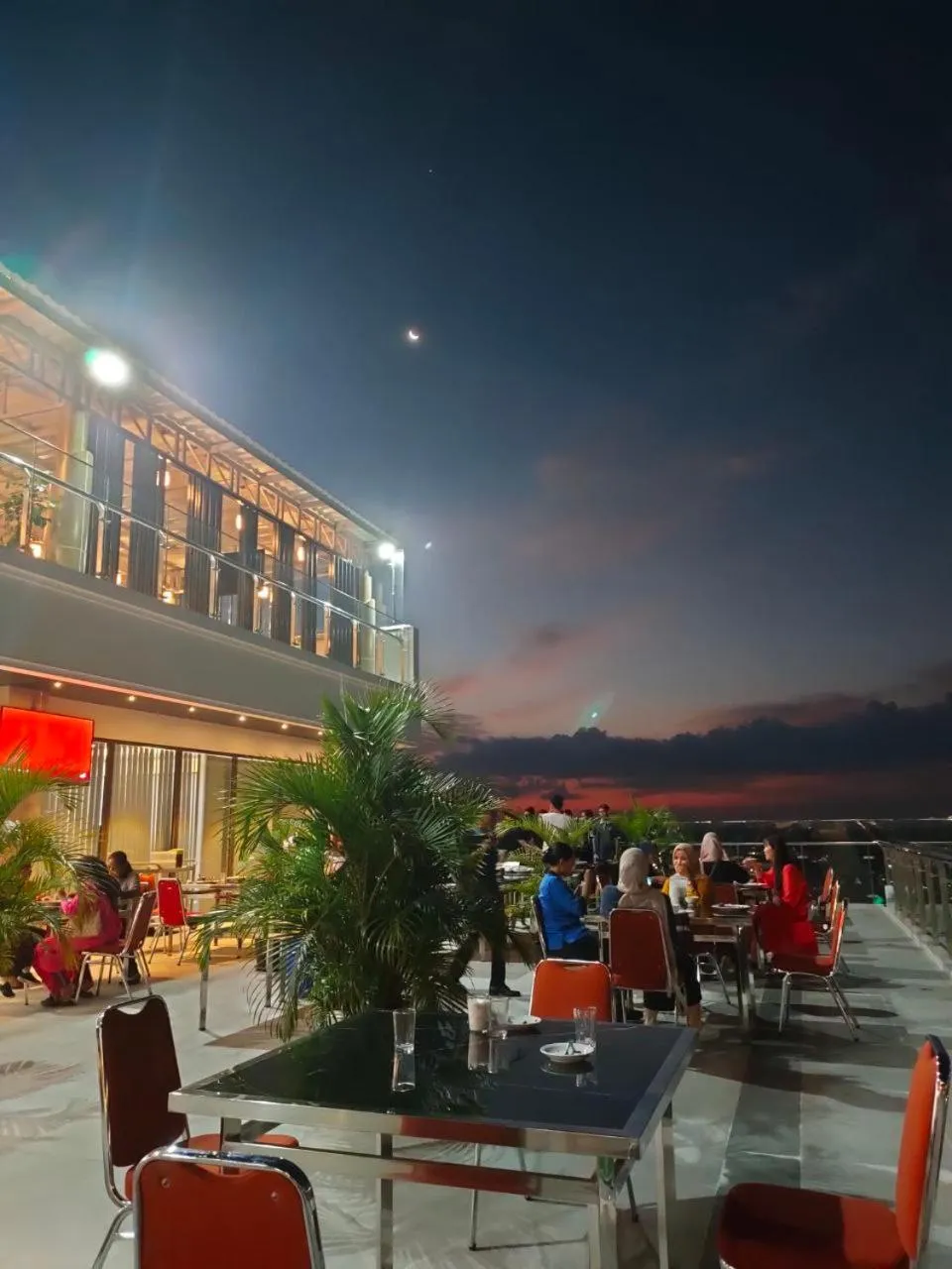 Restaurant/places to eat in Hotel Harmony In & Karaoke