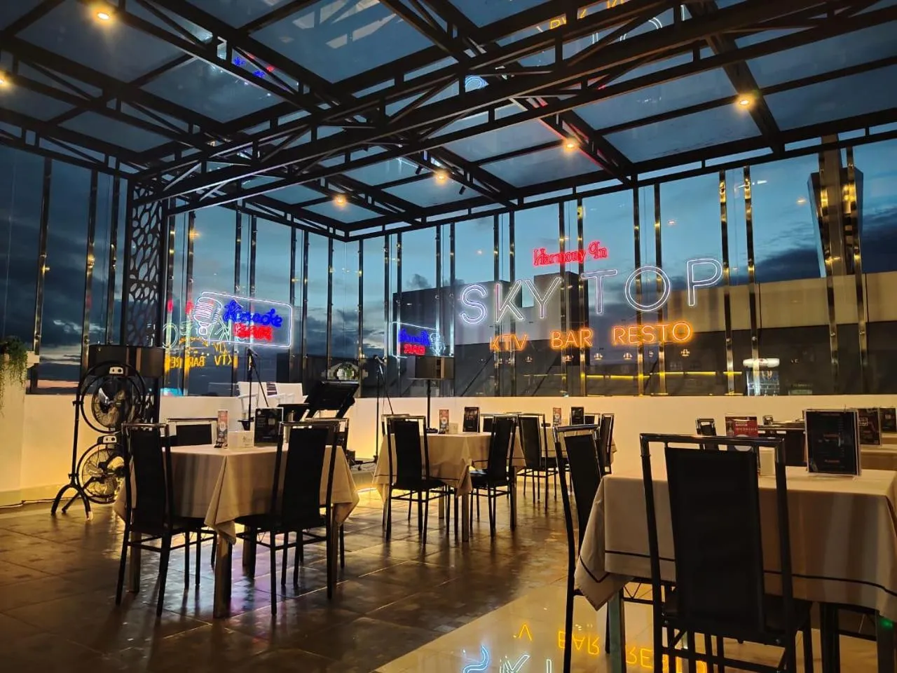 Restaurant/places to eat in Hotel Harmony In & Karaoke