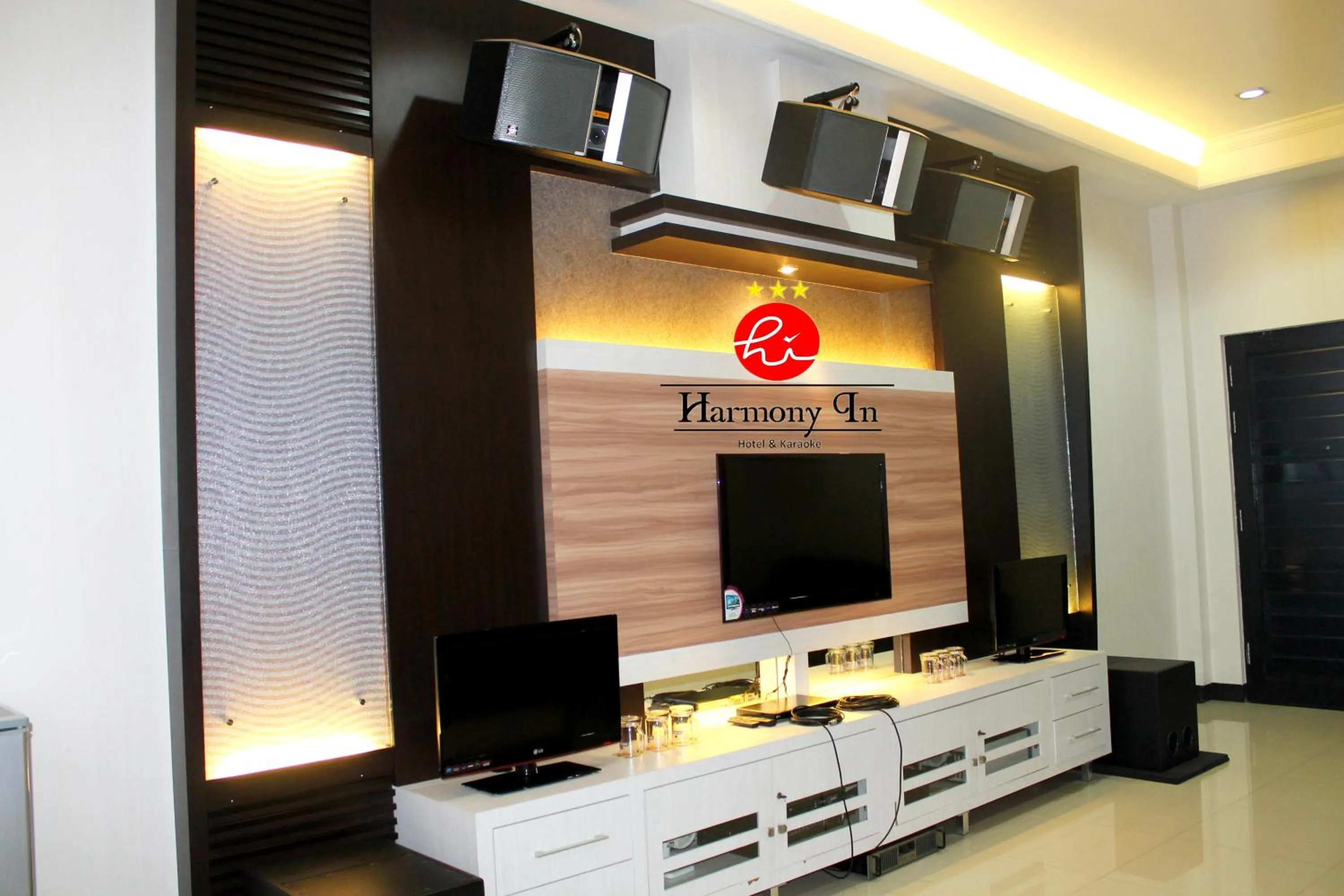 Karaoke in Hotel Harmony In & Karaoke