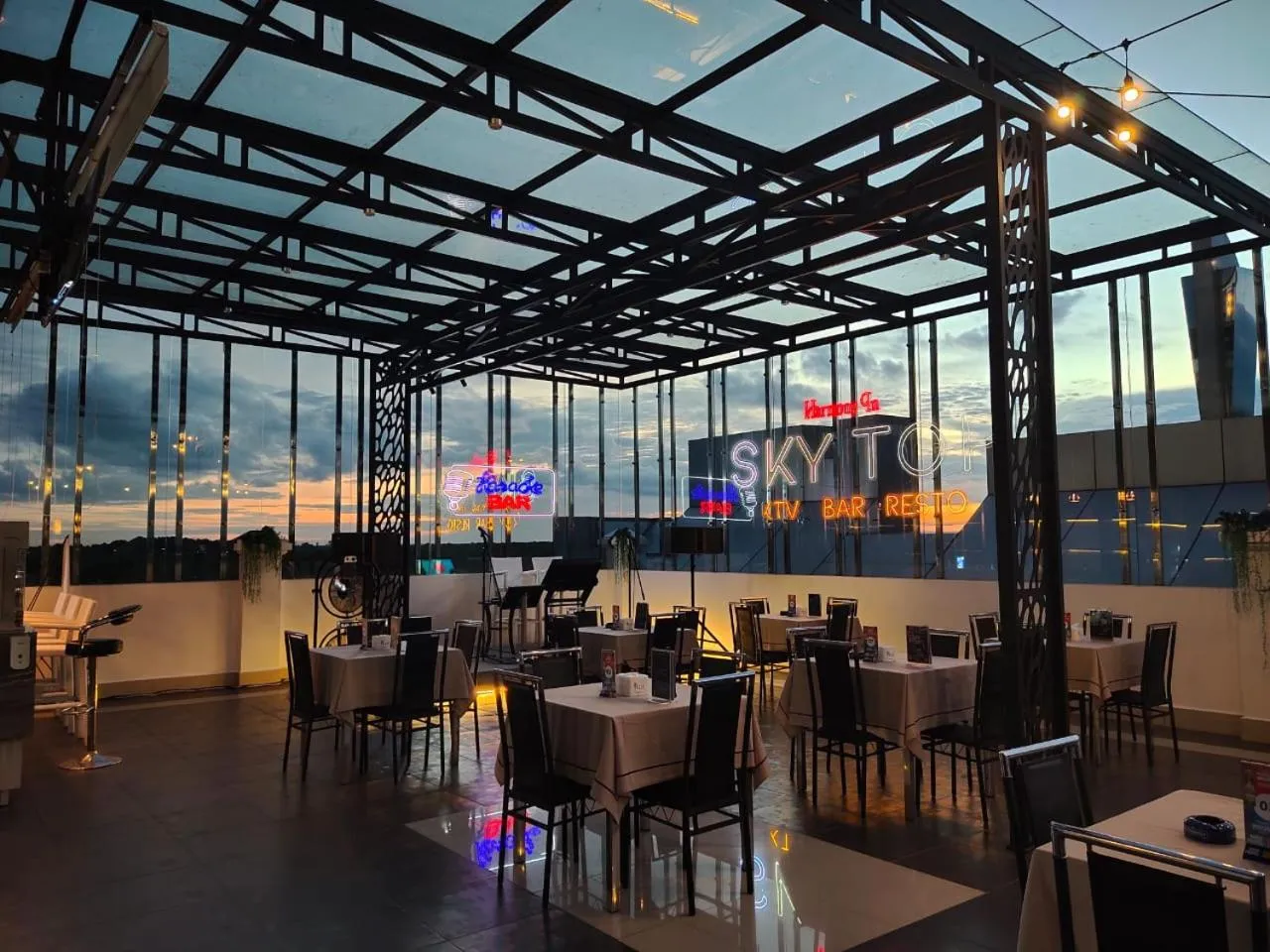 Restaurant/places to eat in Hotel Harmony In & Karaoke