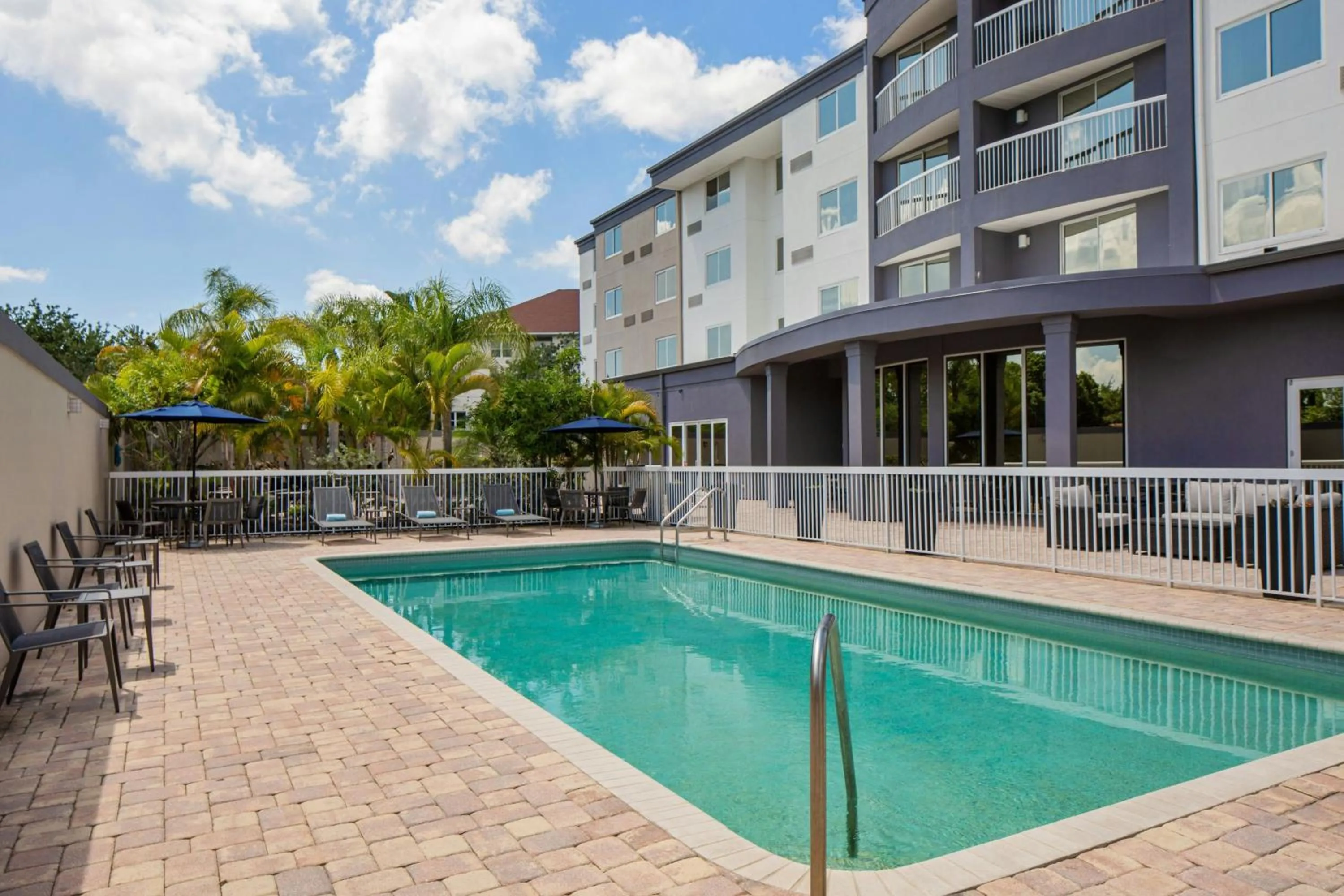 Swimming pool in Courtyard Tampa Oldsmar