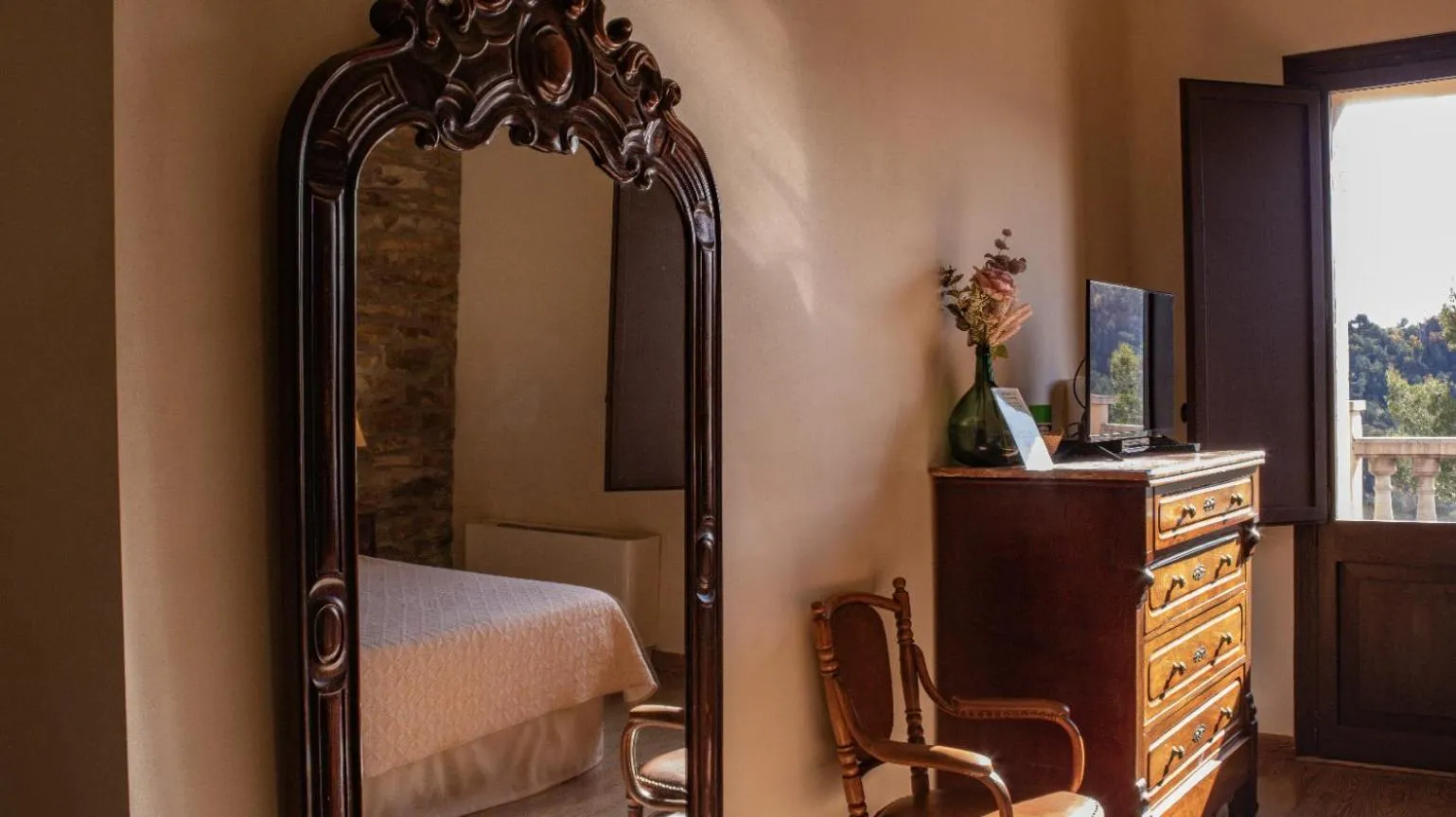 Decorative detail, Bed in La Torre del Vilar