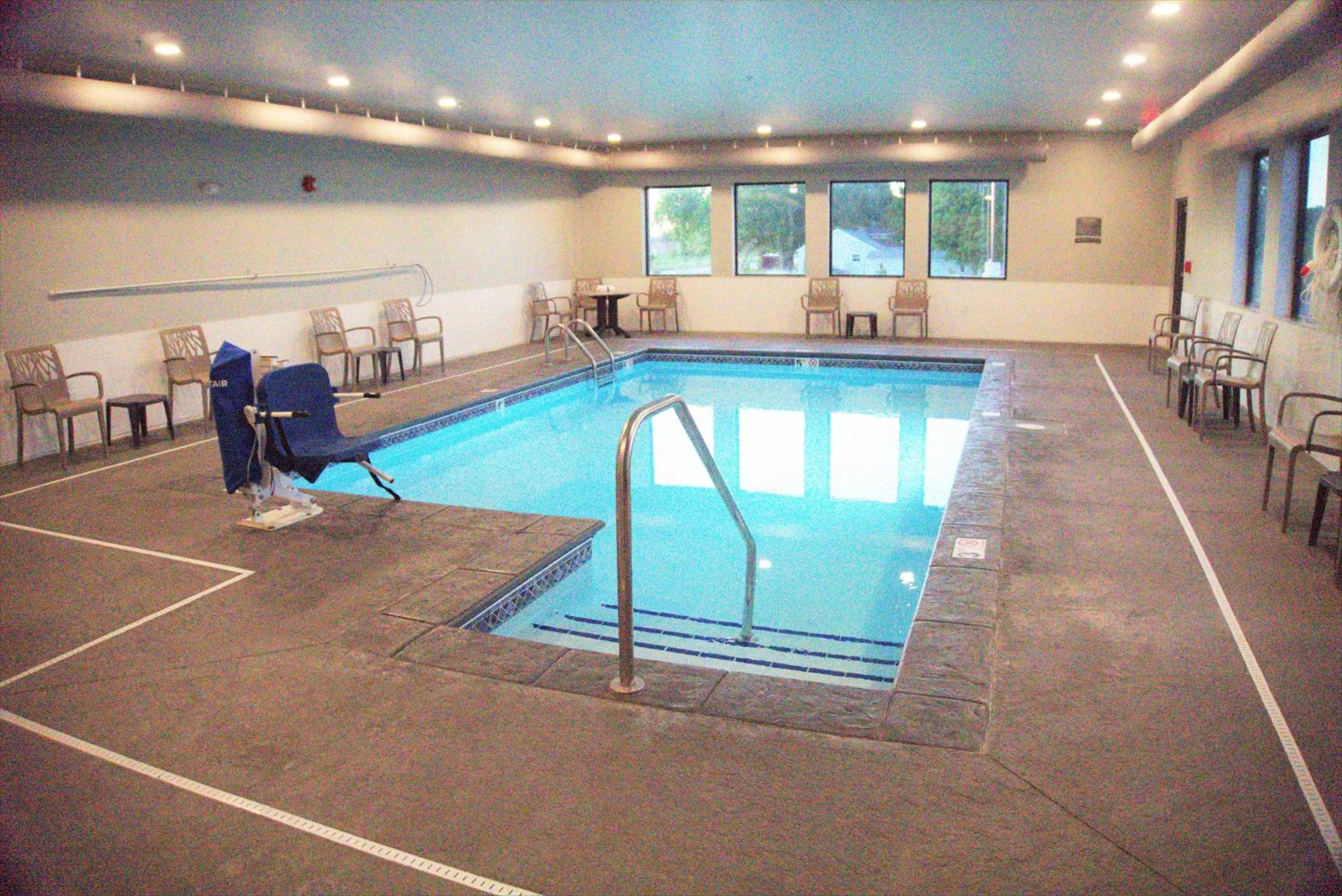 Swimming pool in Brookstone Inn & Suites