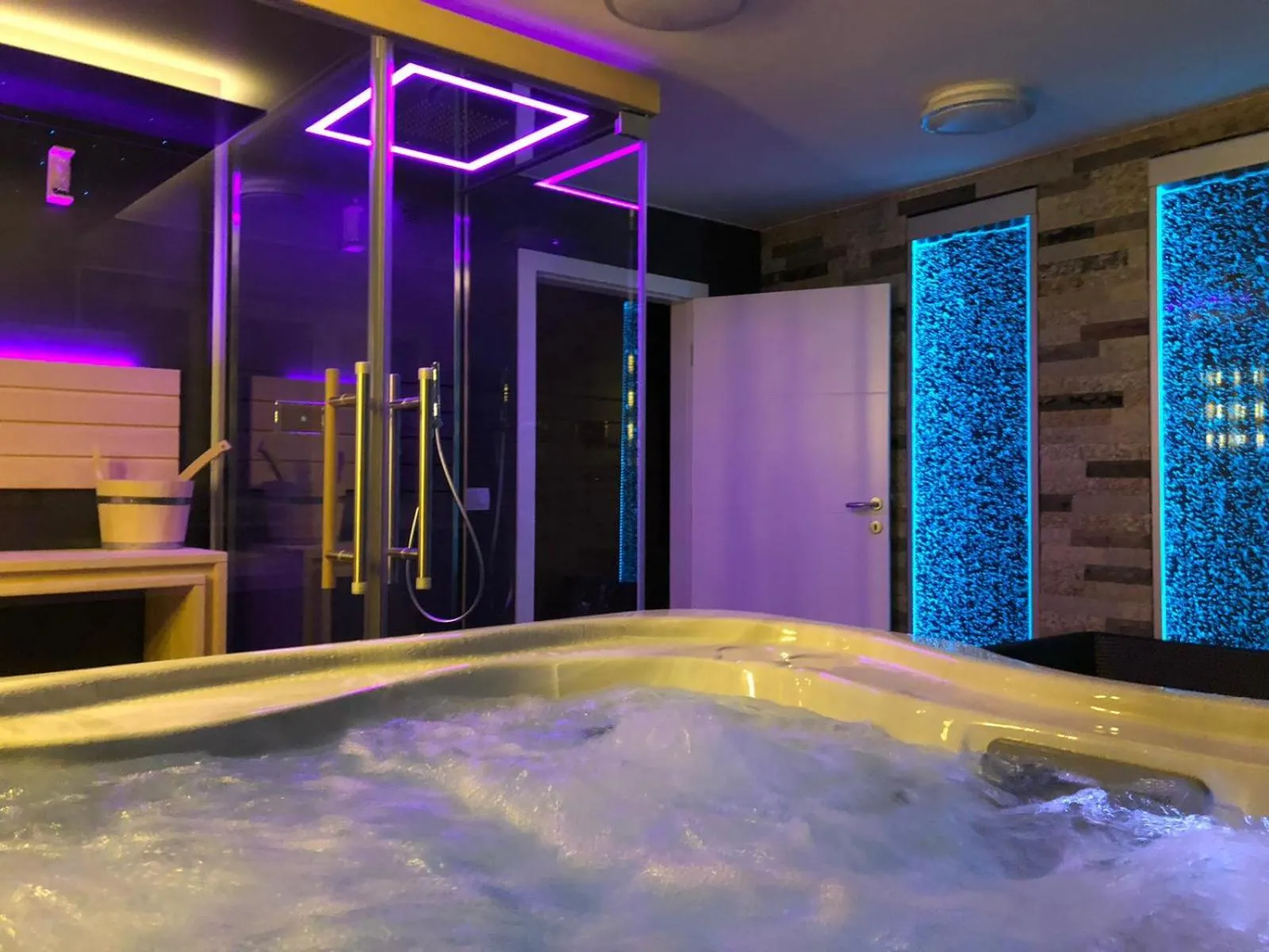Hot Tub in Madison Luxury Apartments & Rooms