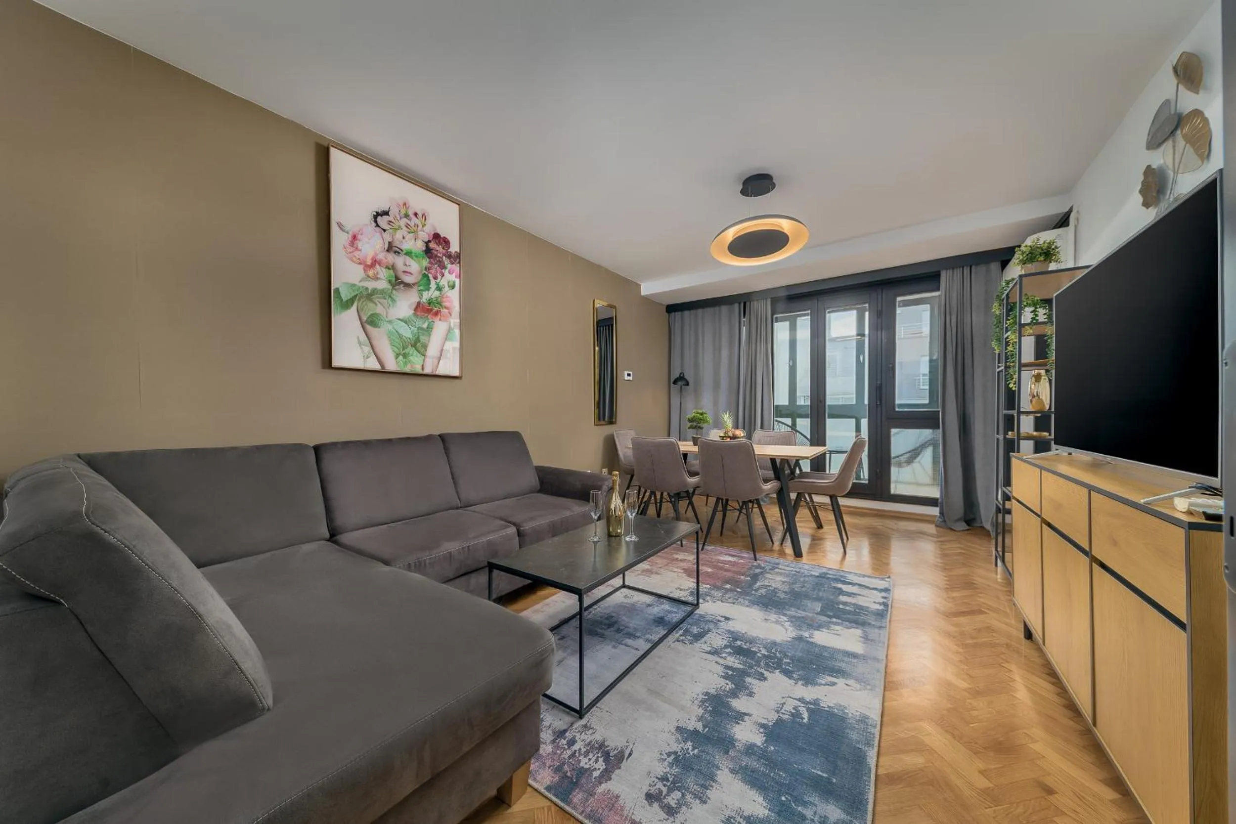 TV and multimedia in Madison Luxury Apartments & Rooms