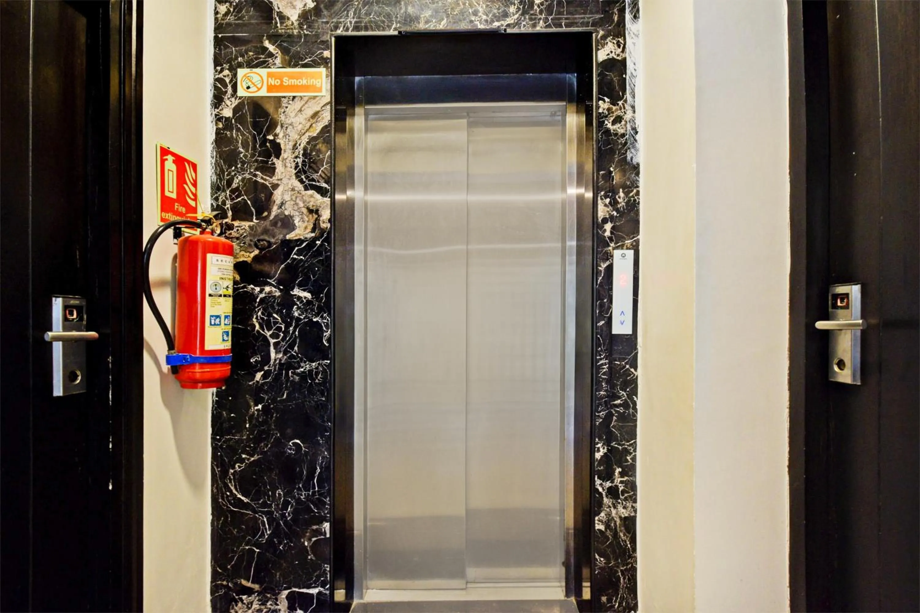 Lobby or reception in Super Townhouse HiTech city Hyderabad