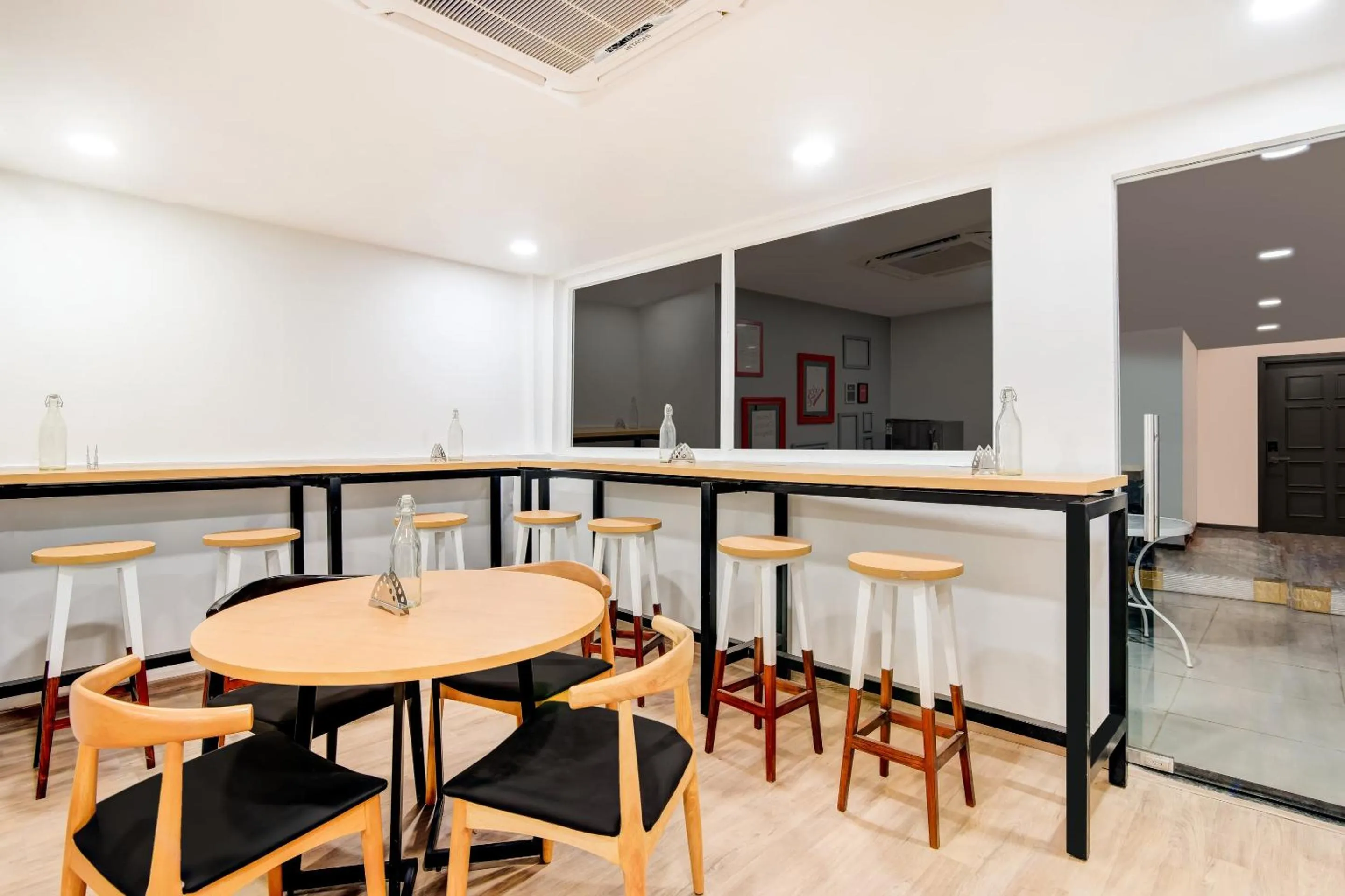 Restaurant/places to eat in Townhouse Jaipur Airport