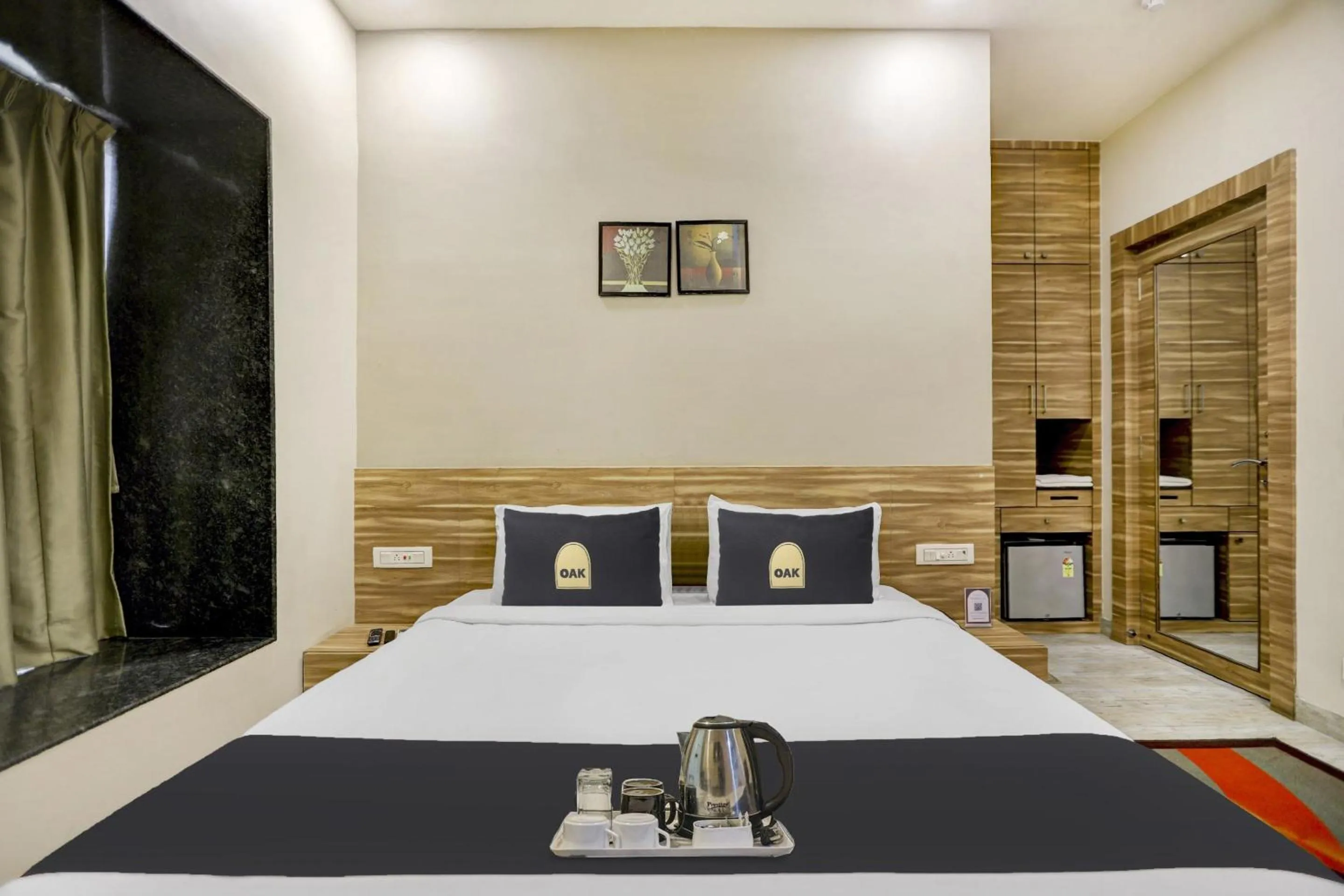 Bedroom, Bed in Super Townhouse OAK Shubhham Regency