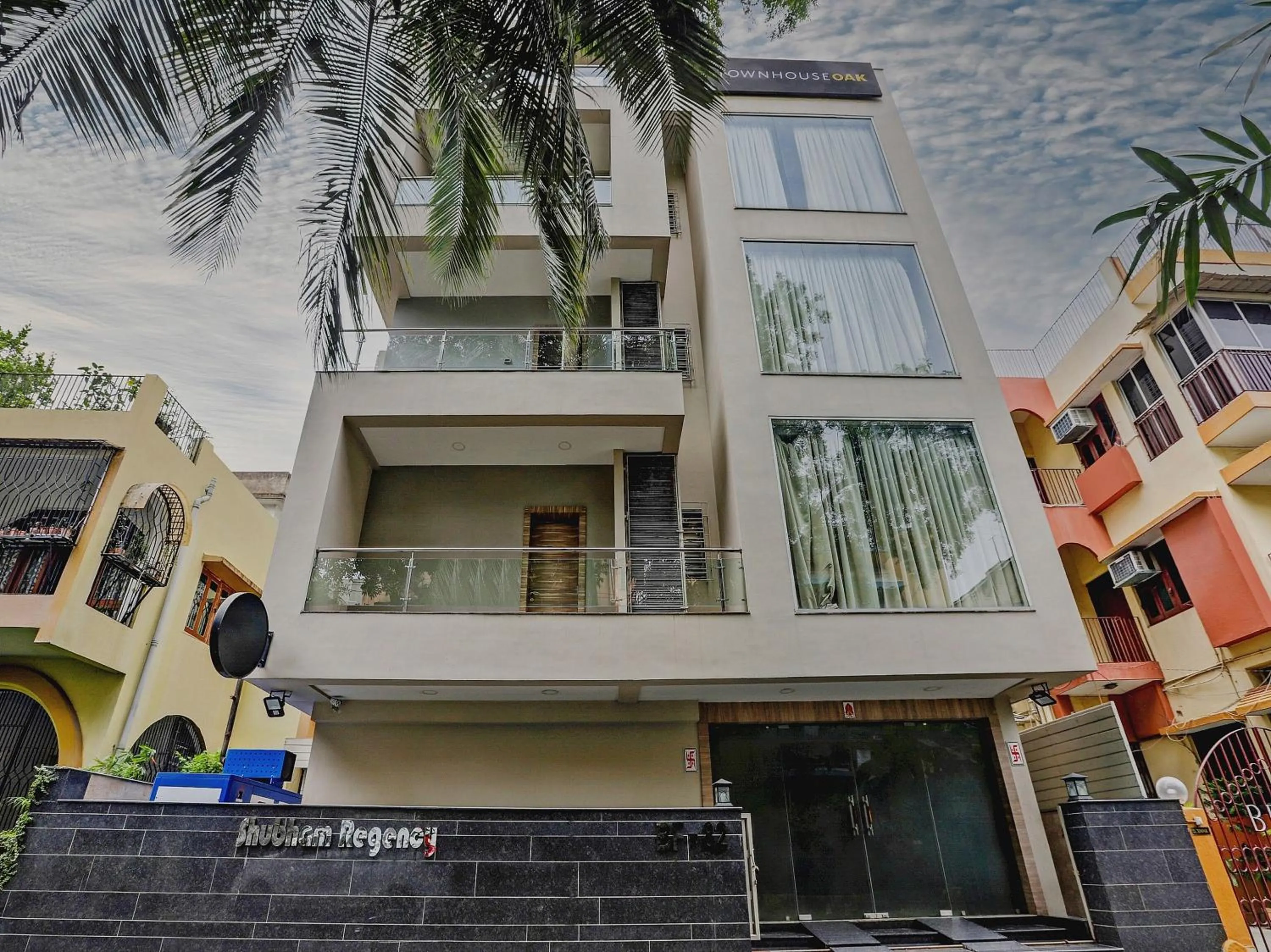 Facade/entrance in Super Townhouse OAK Shubhham Regency